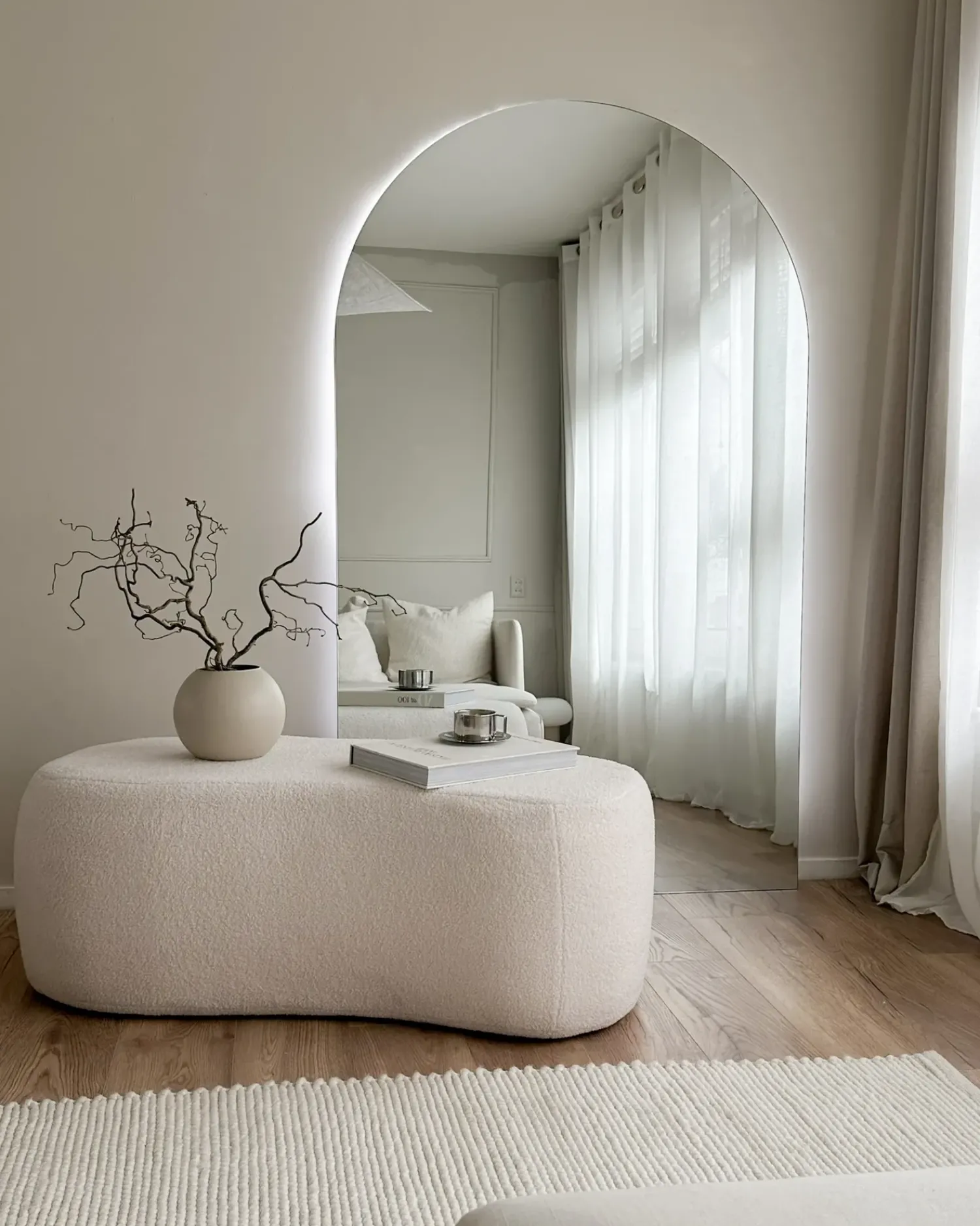 Beliani Pouf BAYARD Bouclé sporco Bianco