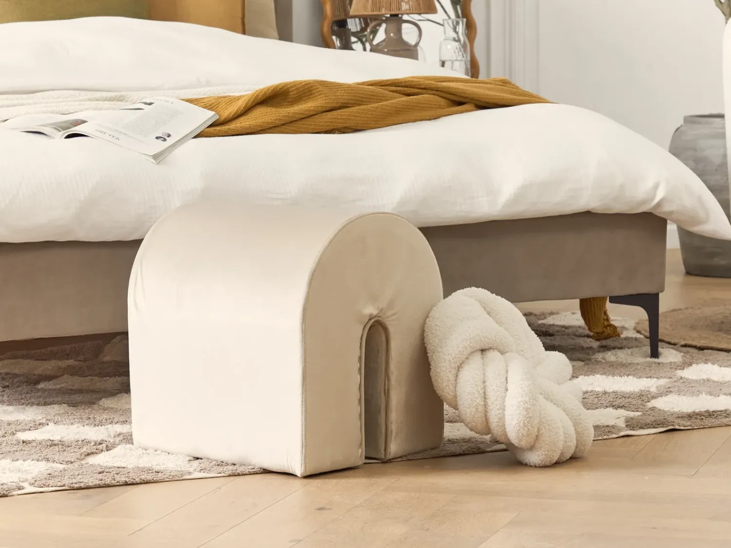 New Beliani Pouf MODOC Velluto Beige