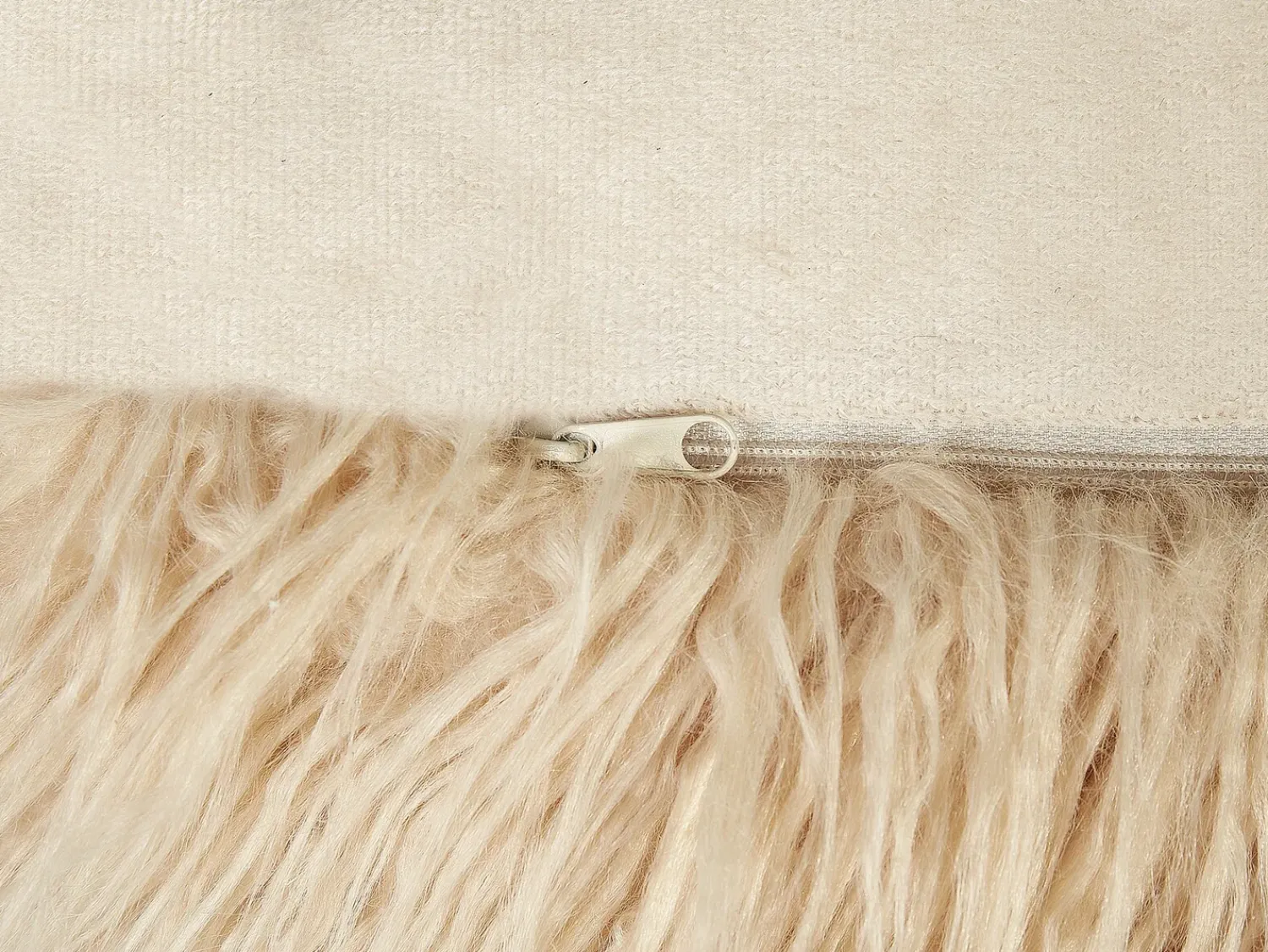 Outlet Beliani Pouf MUKKI Finta pelliccia Beige