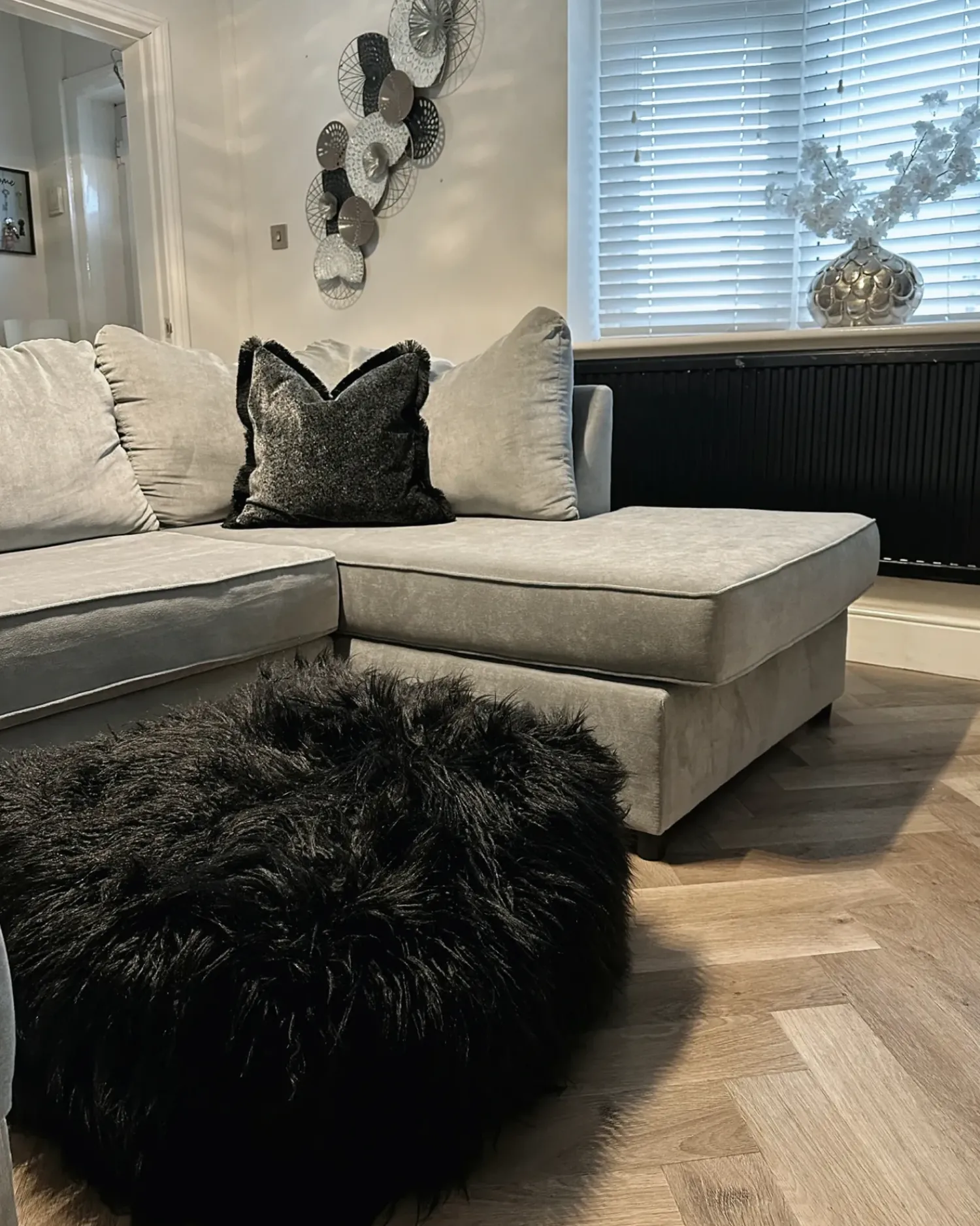 Best Beliani Pouf MUKKI Finta pelliccia Nero