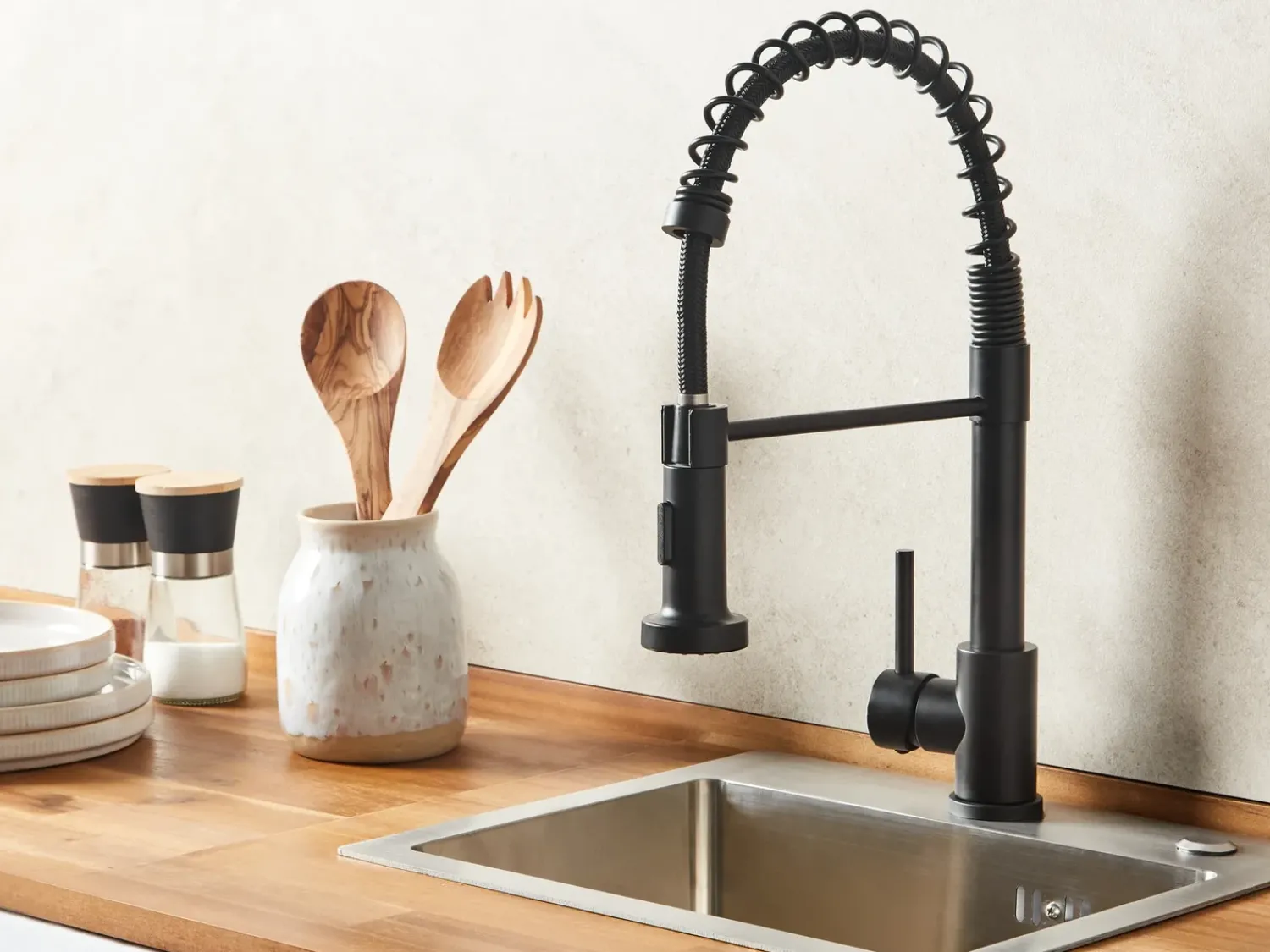 Outlet Beliani Rubinetto a molla da cucina MAIHUE Nero