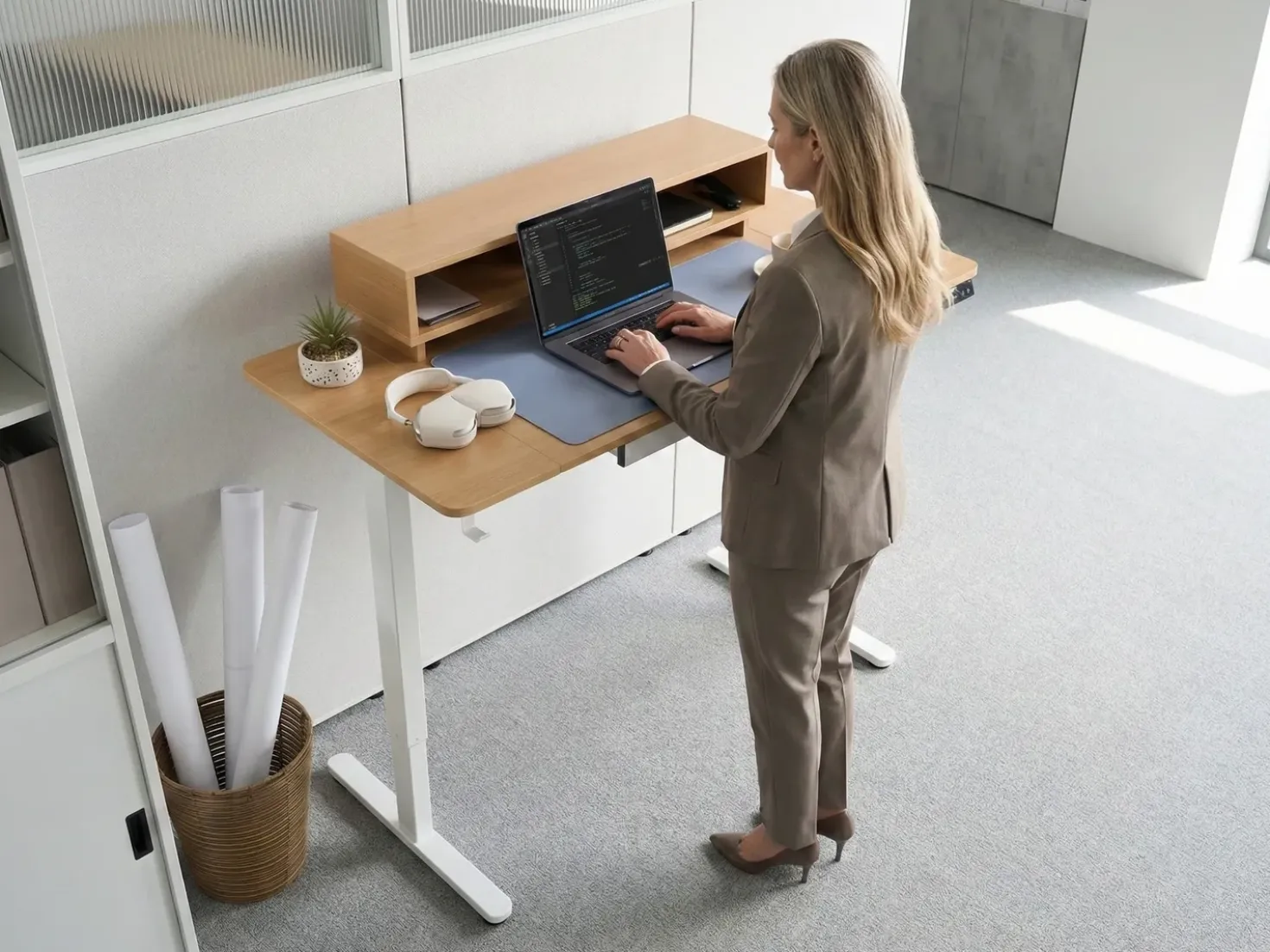 Scrivania elettrica regolabile in altezza LUCAMA Marrone chiaro/Bianco 120 cm 60 cm con porta USB