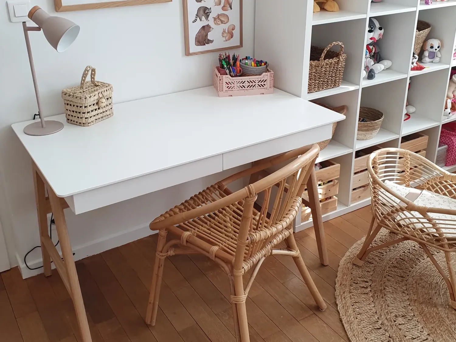 New Beliani Scrivania SHESLAY Bianco 120 cm 70 cm con Cassetti Bianco Marrone