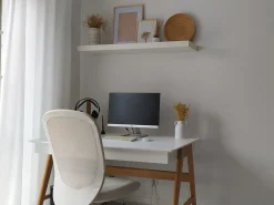 New Beliani Scrivania SHESLAY Bianco 120 cm 70 cm con Cassetti Bianco Marrone