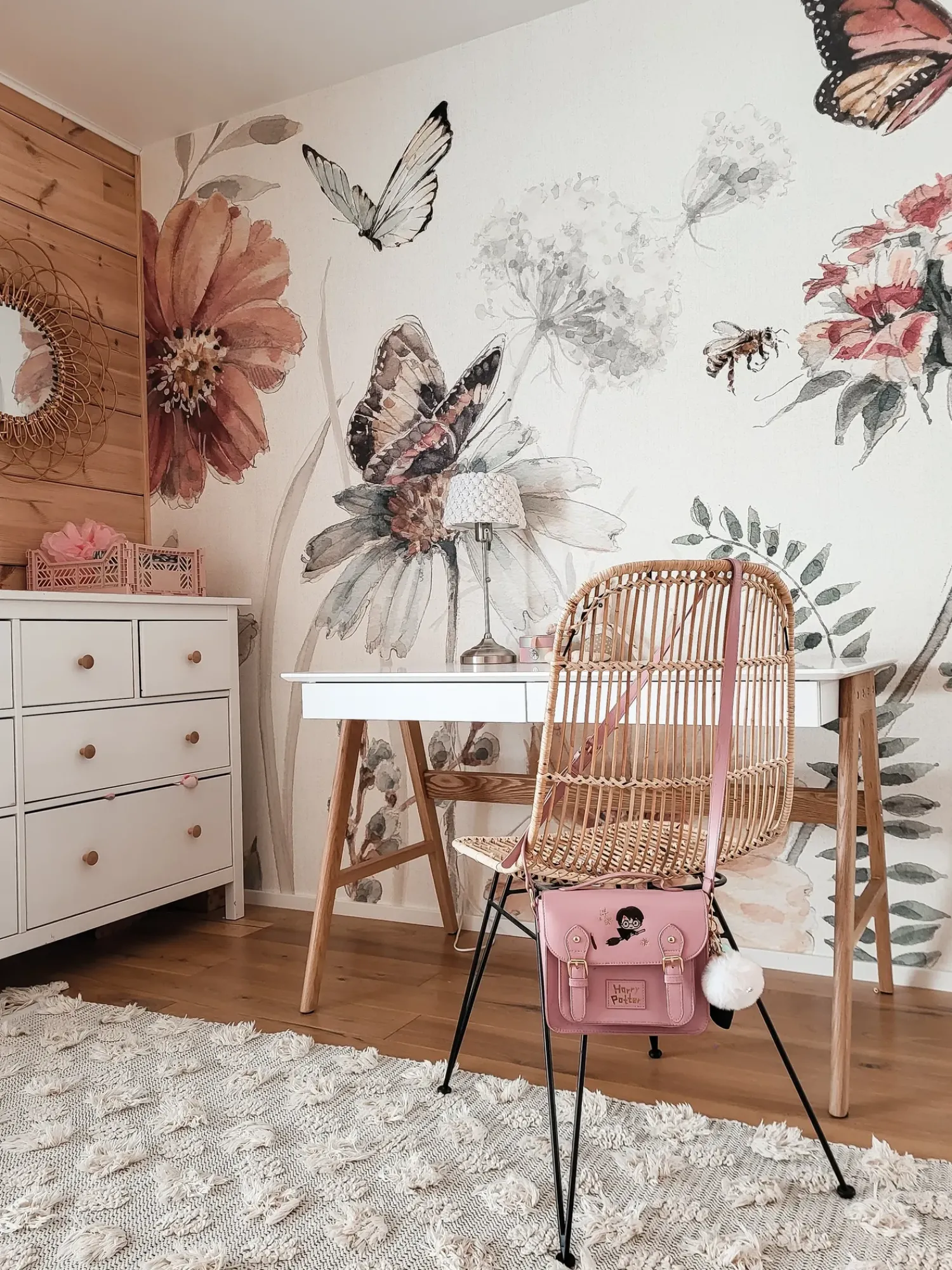 New Beliani Scrivania SHESLAY Bianco 120 cm 70 cm con Cassetti Bianco Marrone