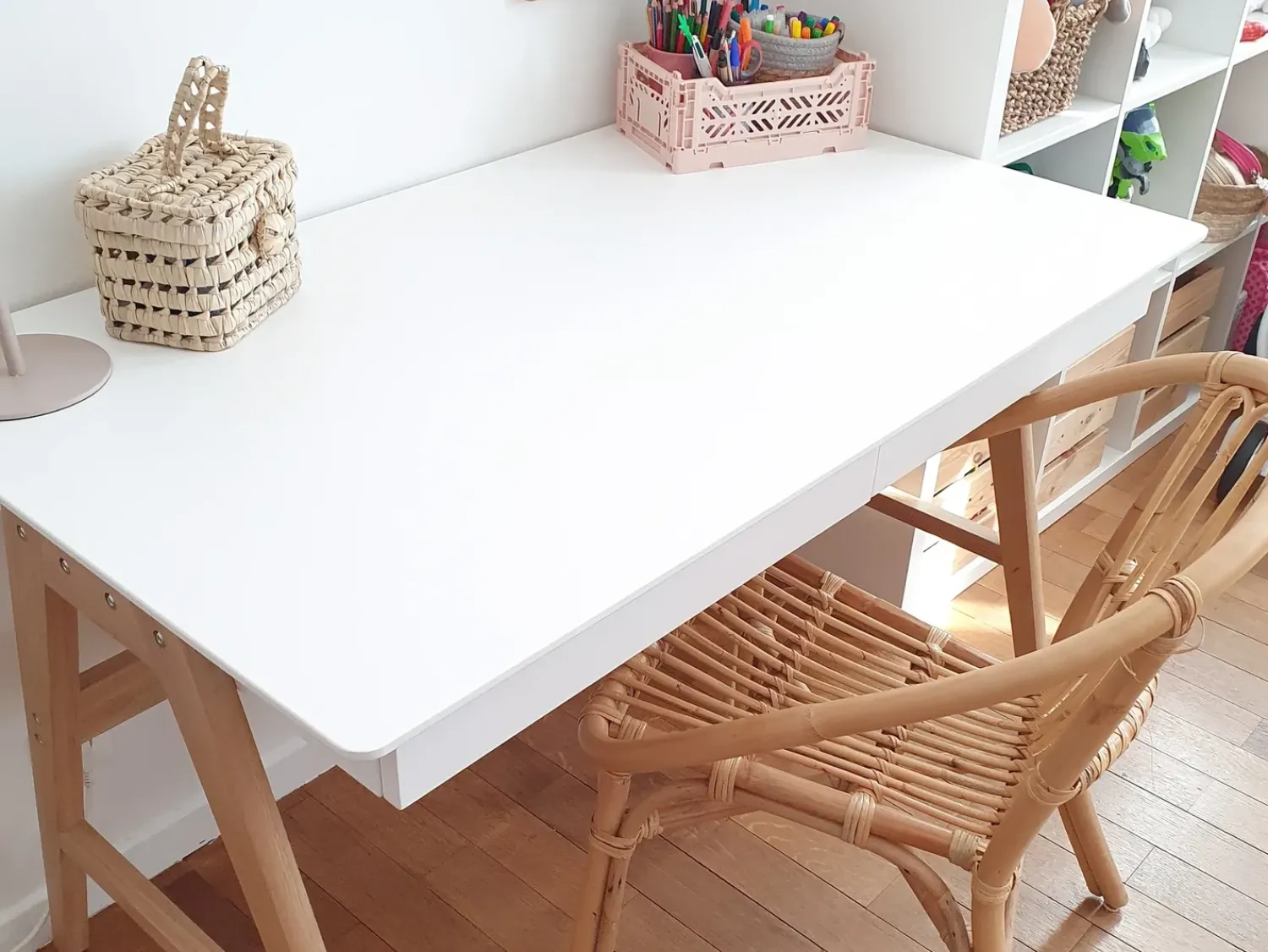 New Beliani Scrivania SHESLAY Bianco 120 cm 70 cm con Cassetti Bianco Marrone