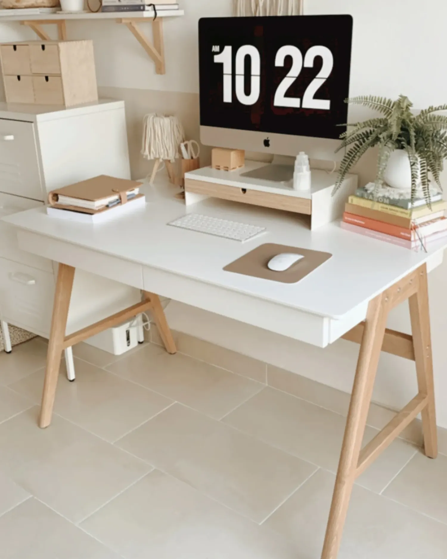 New Beliani Scrivania SHESLAY Bianco 120 cm 70 cm con Cassetti Bianco Marrone