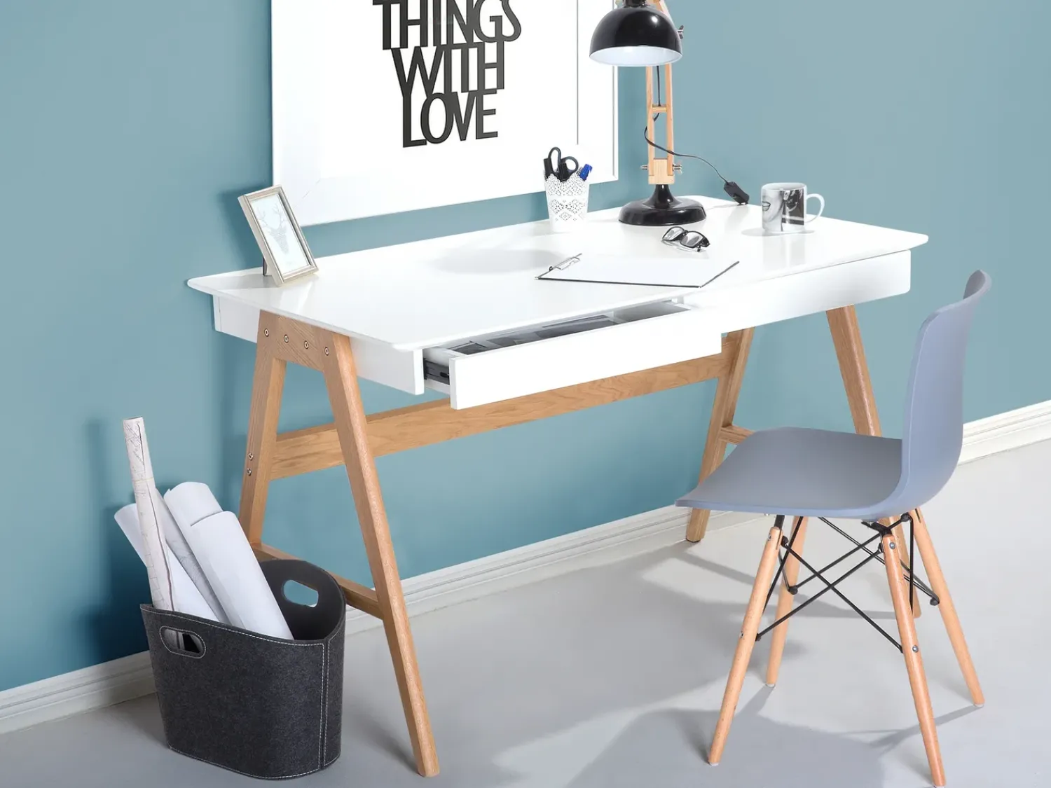 New Beliani Scrivania SHESLAY Bianco 120 cm 70 cm con Cassetti Bianco Marrone