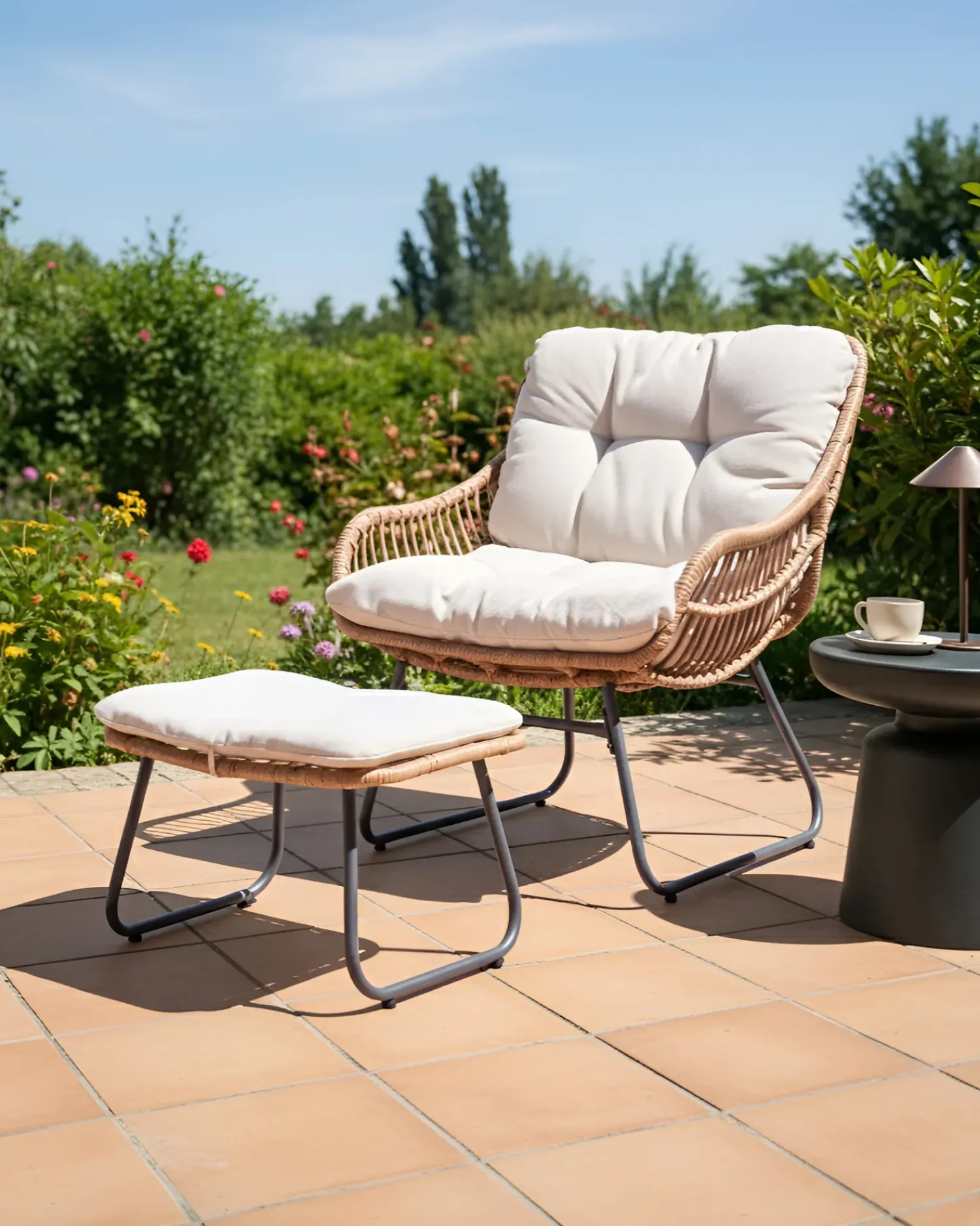New Beliani Sedia da giardino MESTRE con poggiapiedi Rattan sintetico (PE) Beige chiaro Beige Naturale Nero