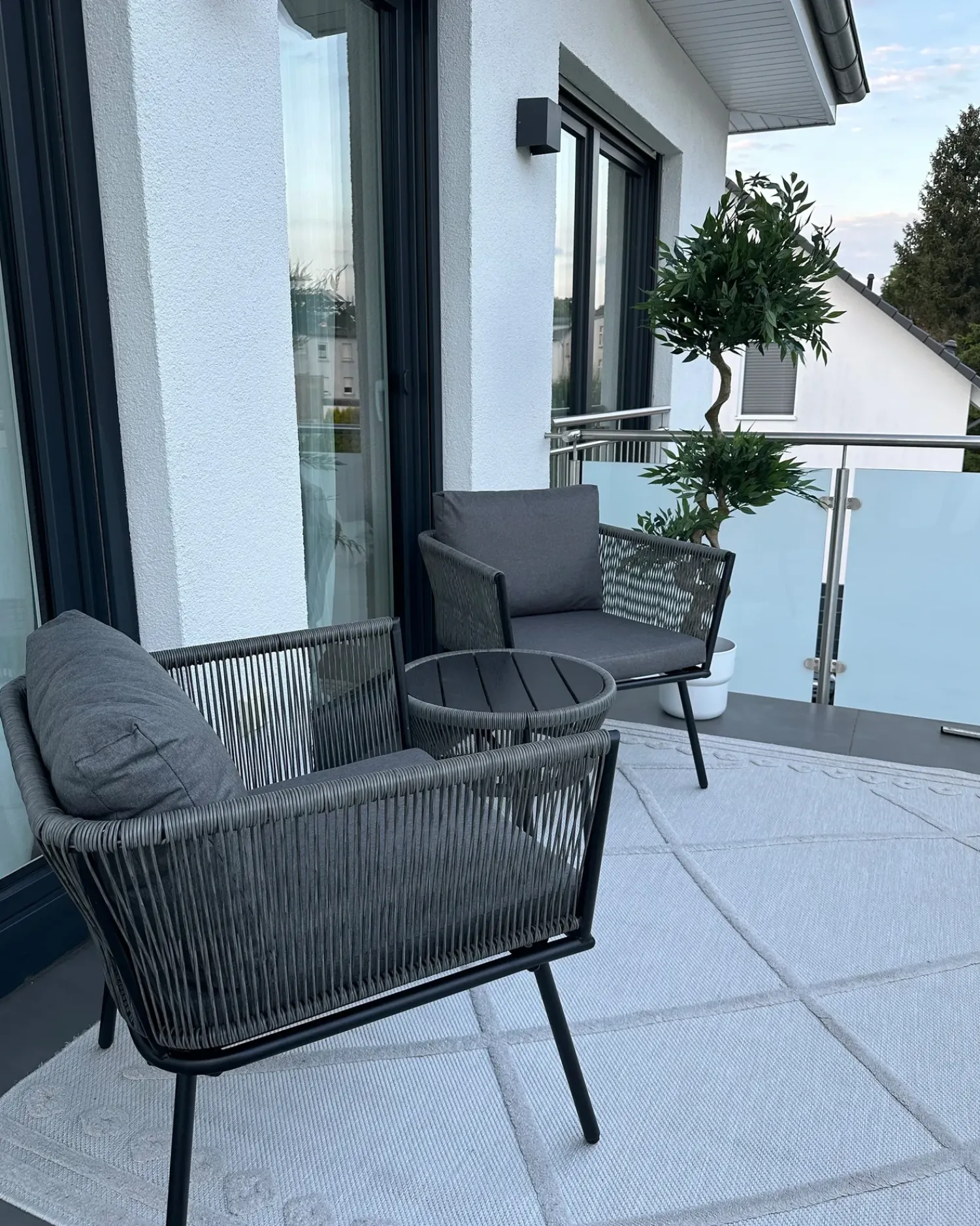 Discount Beliani Set bistrot con cuscini GARGANO Rattan sintetico (PE) Grigio Grigio Nero