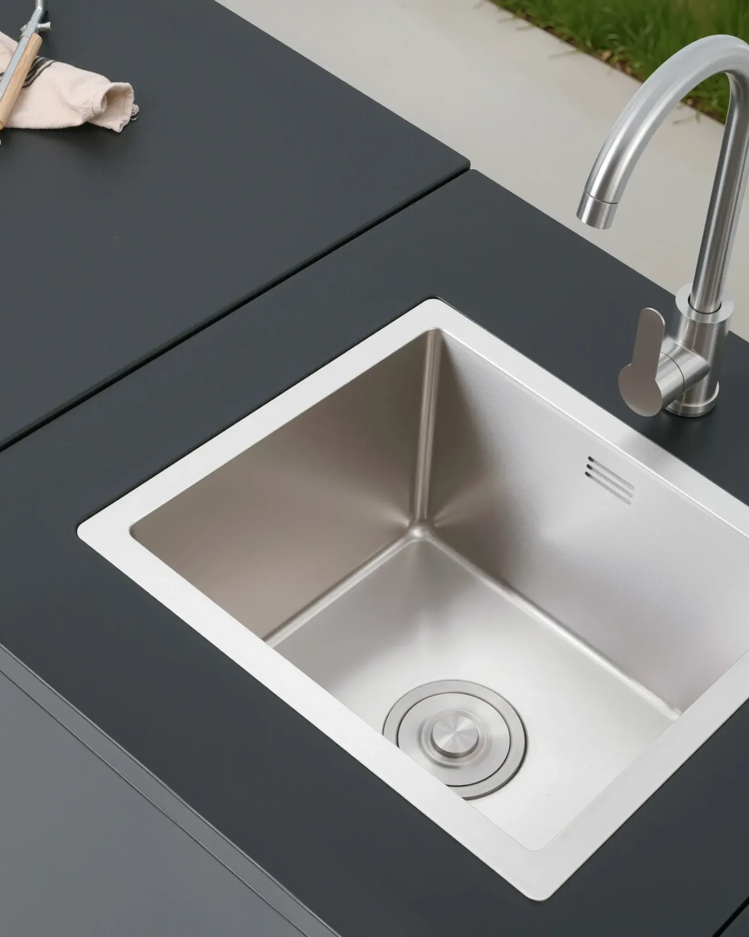 Beliani Set cucina da esterno con lavello ROCHA Metallo grafite Grigio