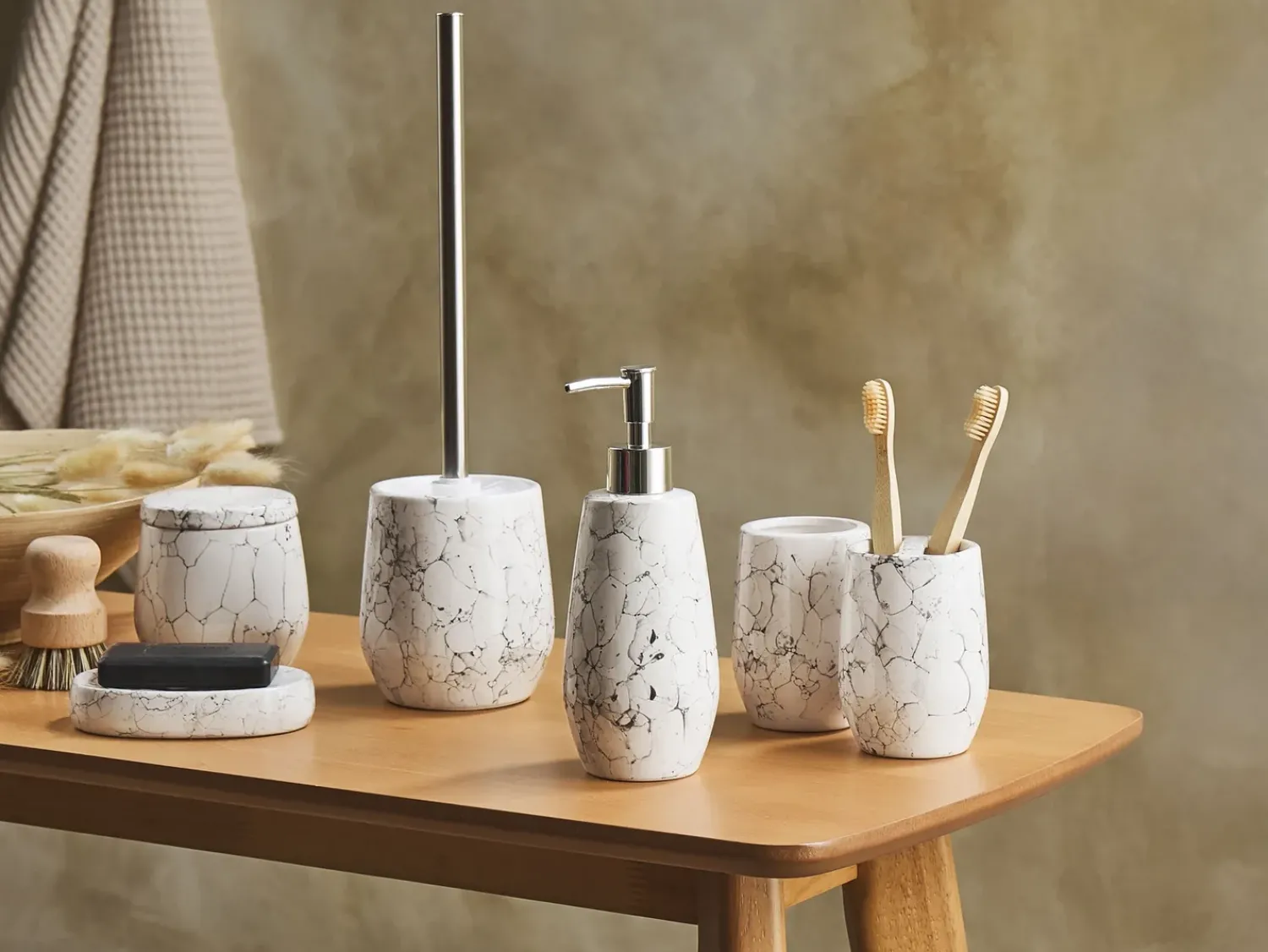 Hot Beliani Set da 6 accessori per il bagno CALLELA Ceramica Bianco Bianco Nero