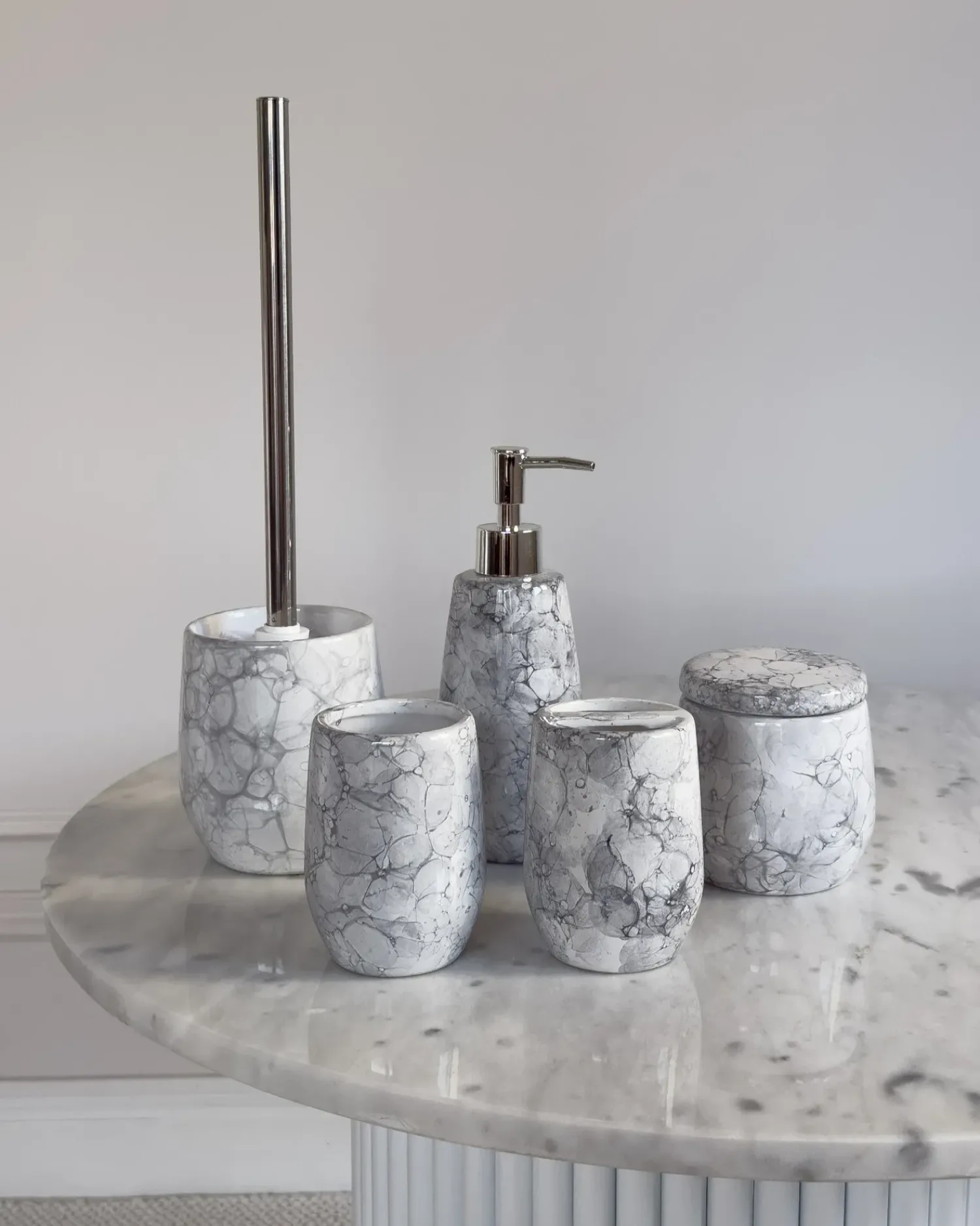 Hot Beliani Set da 6 accessori per il bagno CALLELA Ceramica Bianco Bianco Nero