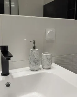 Hot Beliani Set da 6 accessori per il bagno CALLELA Ceramica Bianco Bianco Nero