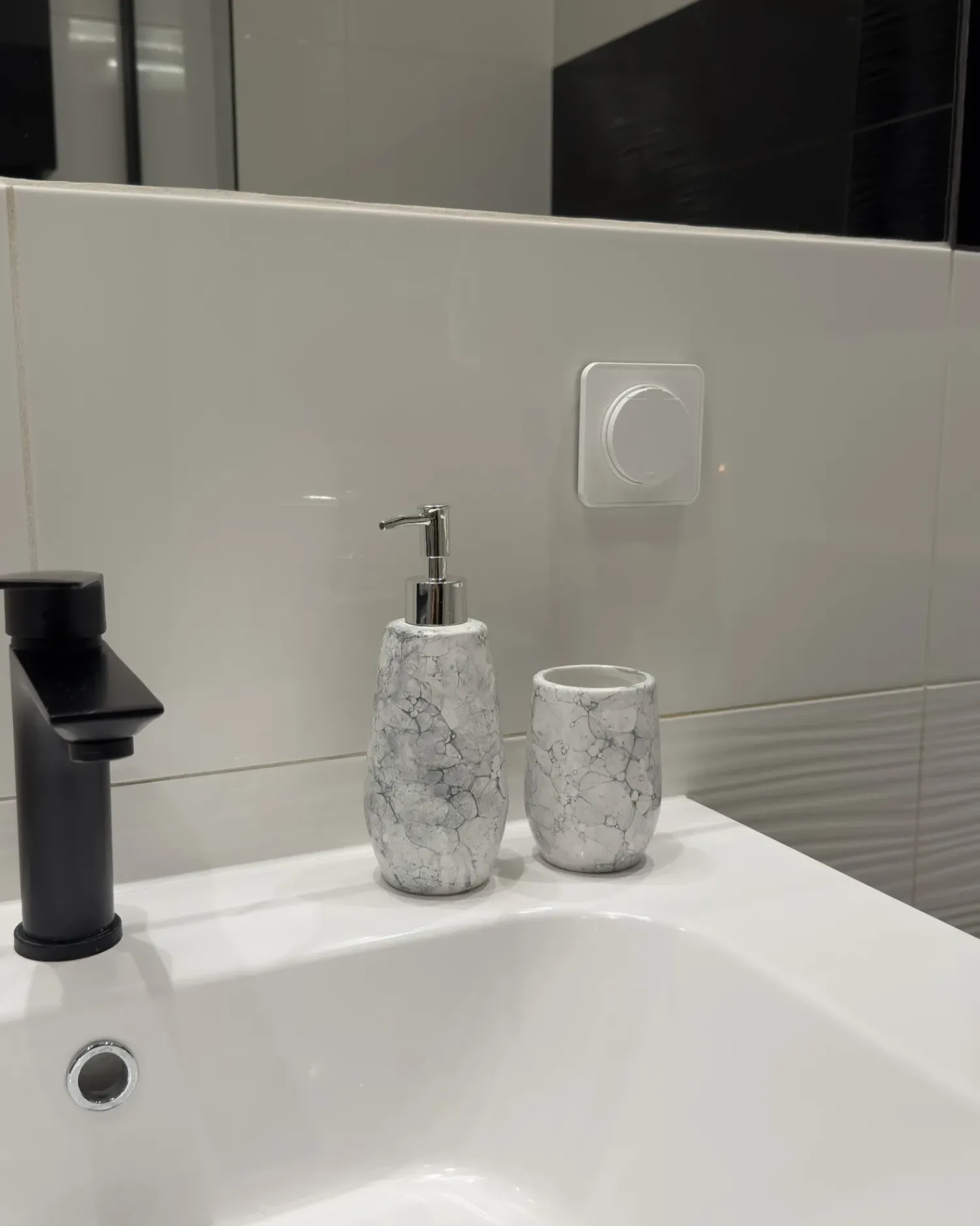 Hot Beliani Set da 6 accessori per il bagno CALLELA Ceramica Bianco Bianco Nero