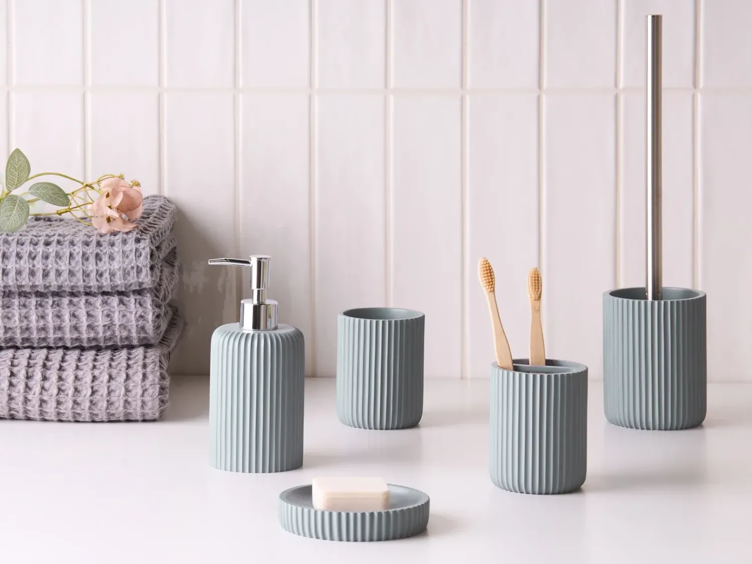 New Beliani Set da 5 accessori per il bagno CAMANA Grigio chiaro Argento Grigio