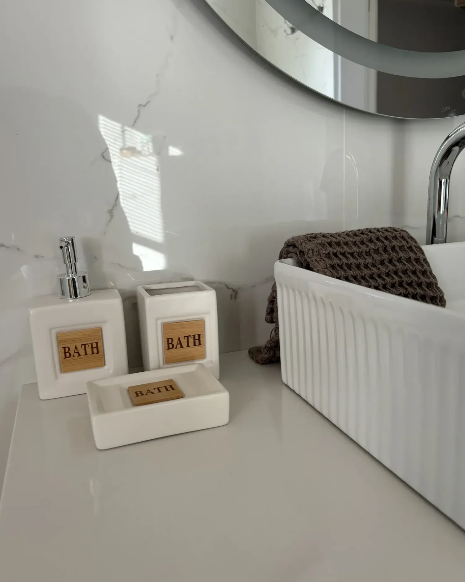 Outlet Beliani Set da 4 accessori per il bagno KOUROU Ceramica Beige Beige Marrone