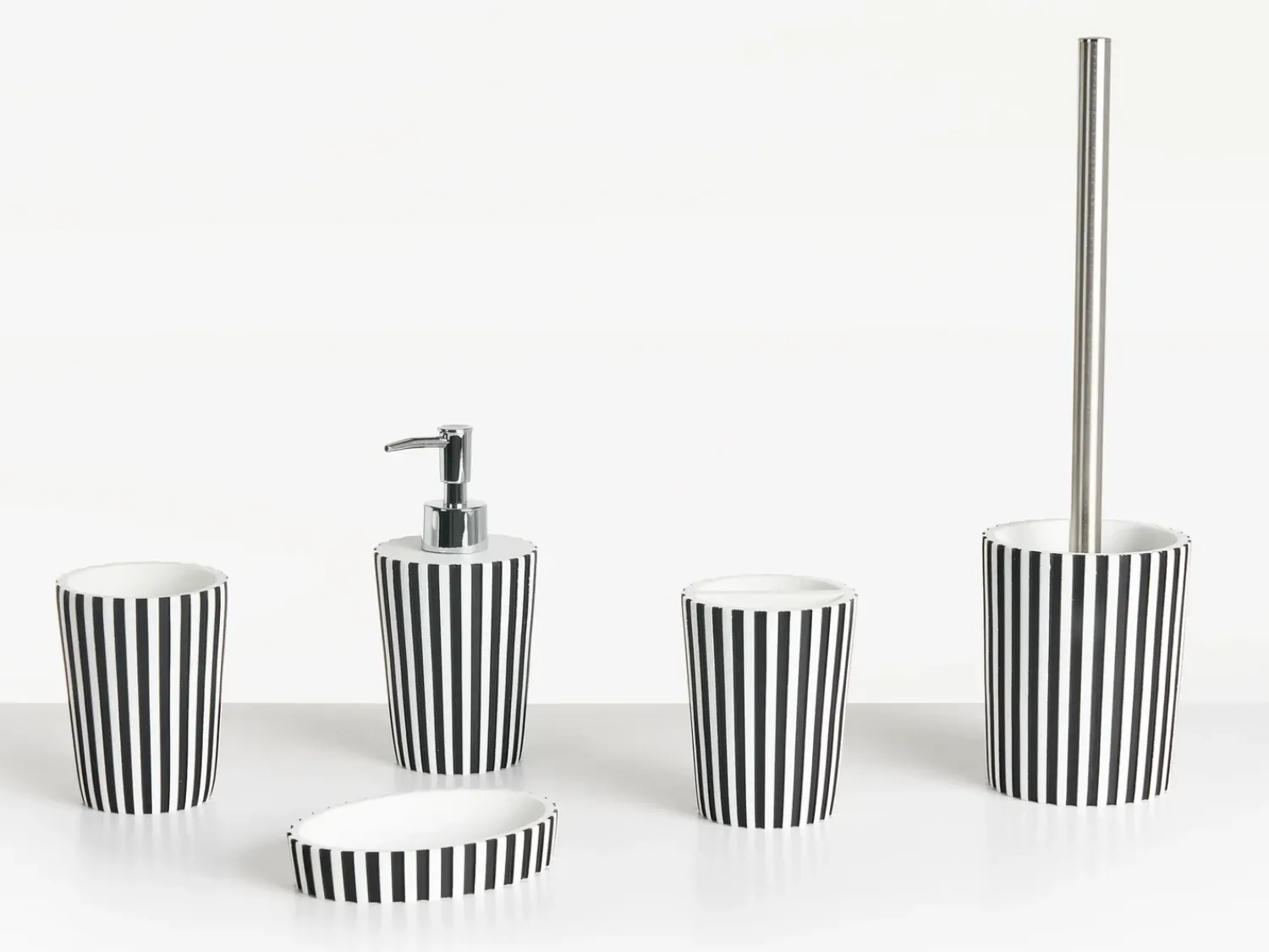 Hot Beliani Set da 5 accessori per il bagno LIRCAY Nero/Bianco Bianco Nero