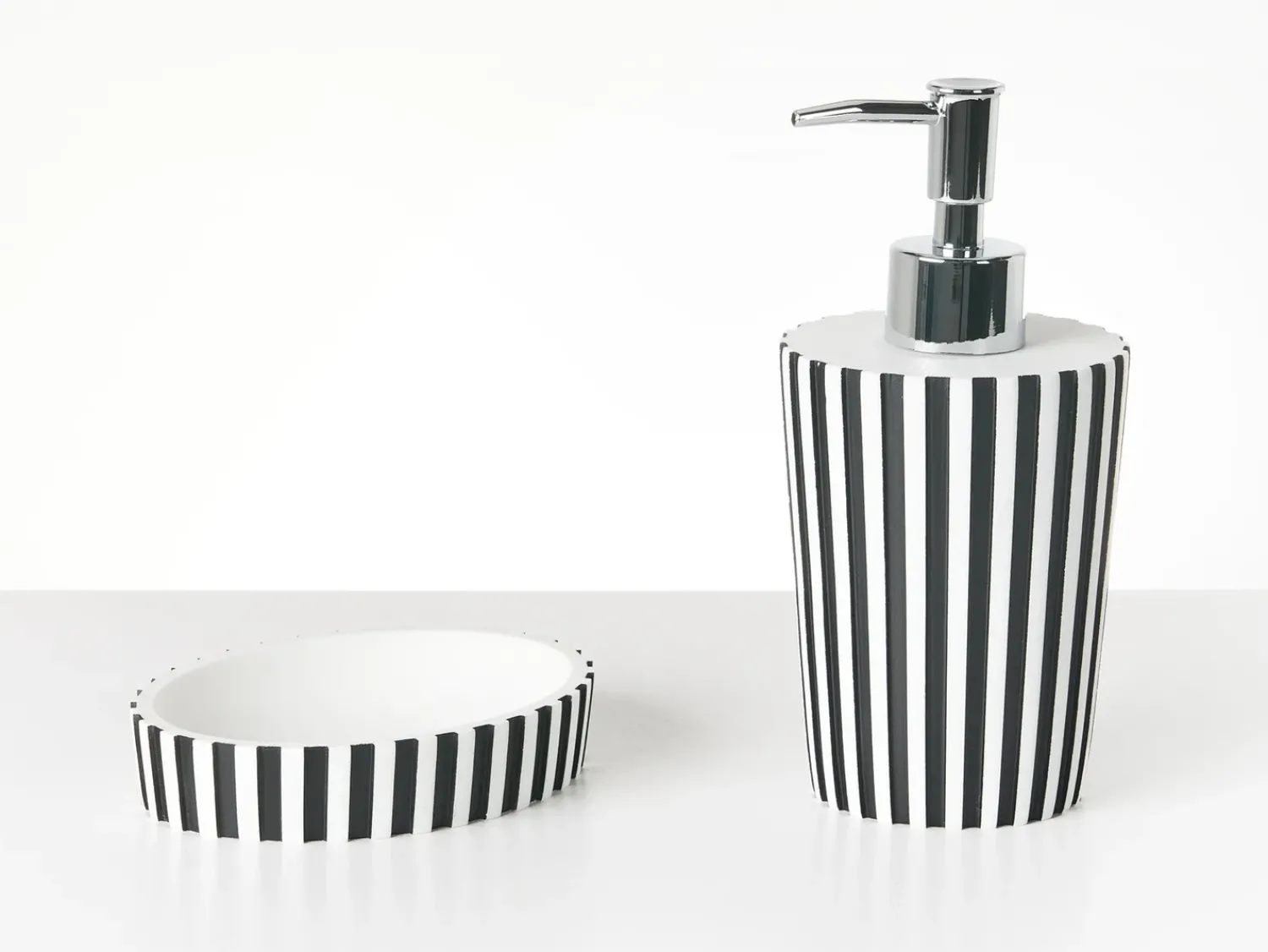 Hot Beliani Set da 5 accessori per il bagno LIRCAY Nero/Bianco Bianco Nero