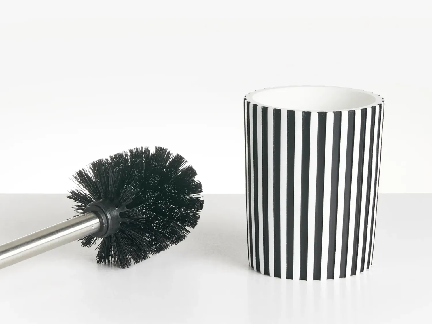 Hot Beliani Set da 5 accessori per il bagno LIRCAY Nero/Bianco Bianco Nero