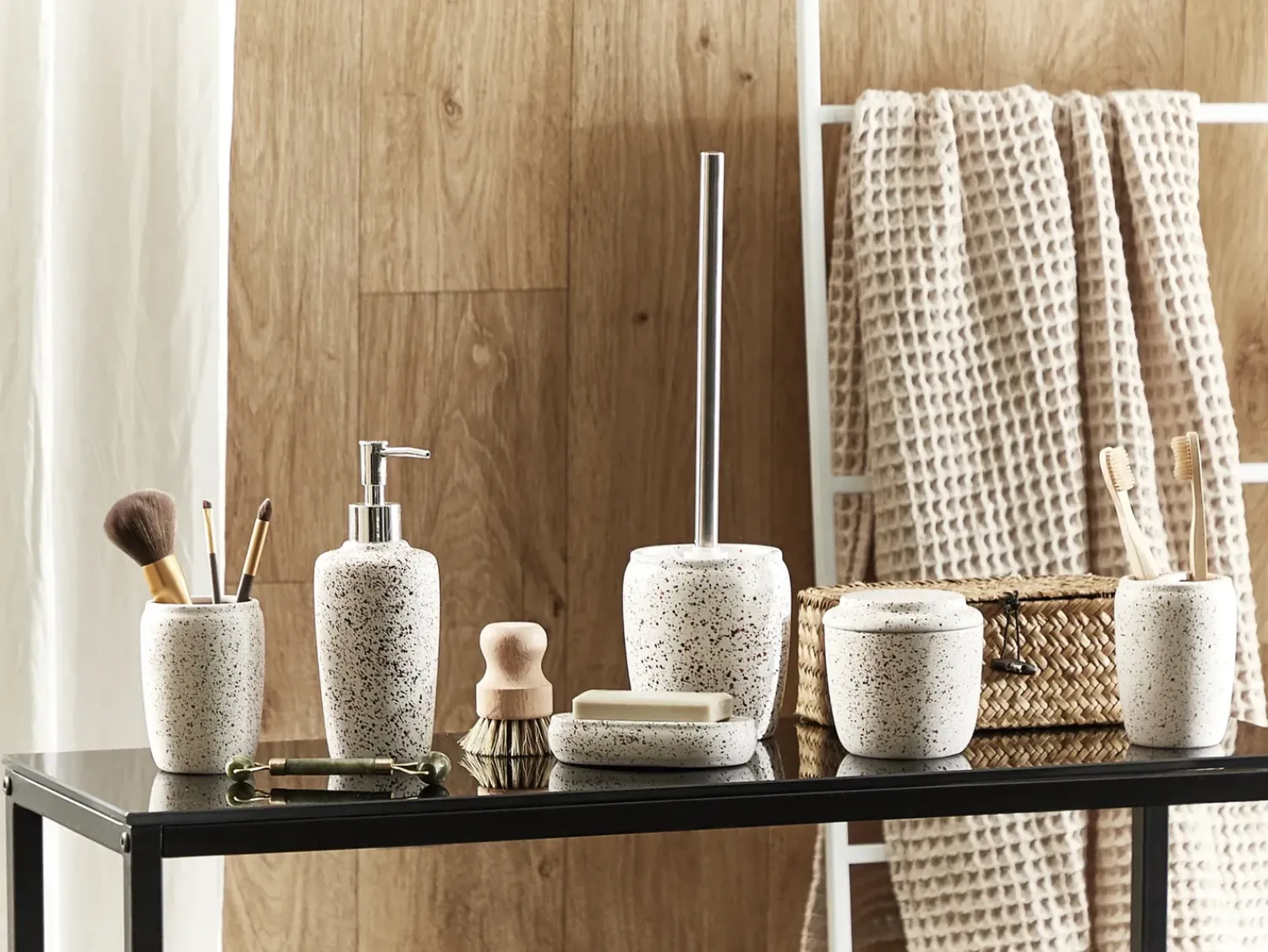Outlet Beliani Set da 6 accessori per il bagno PALMILLA Ceramica Bianco sporco Bianco Nero Rosso