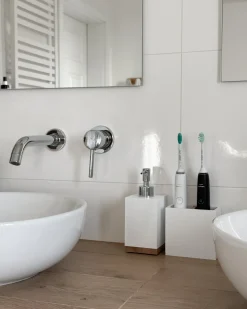Outlet Beliani Set da 5 accessori per il bagno TAPICHE Bianco Bianco Marrone