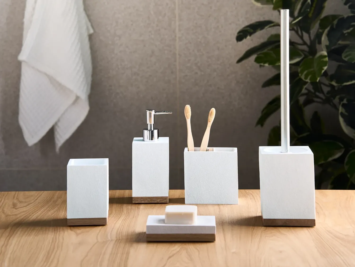 Outlet Beliani Set da 5 accessori per il bagno TAPICHE Bianco Bianco Marrone