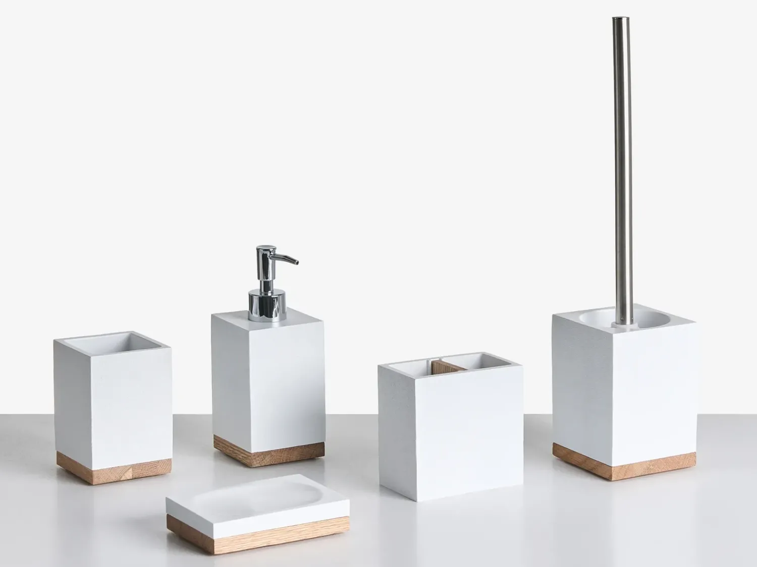 Outlet Beliani Set da 5 accessori per il bagno TAPICHE Bianco Bianco Marrone
