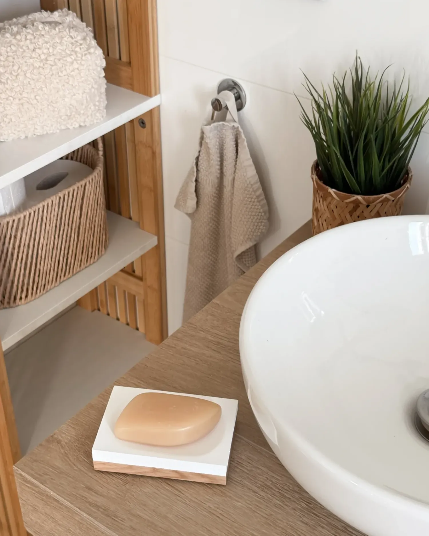 Outlet Beliani Set da 5 accessori per il bagno TAPICHE Bianco Bianco Marrone