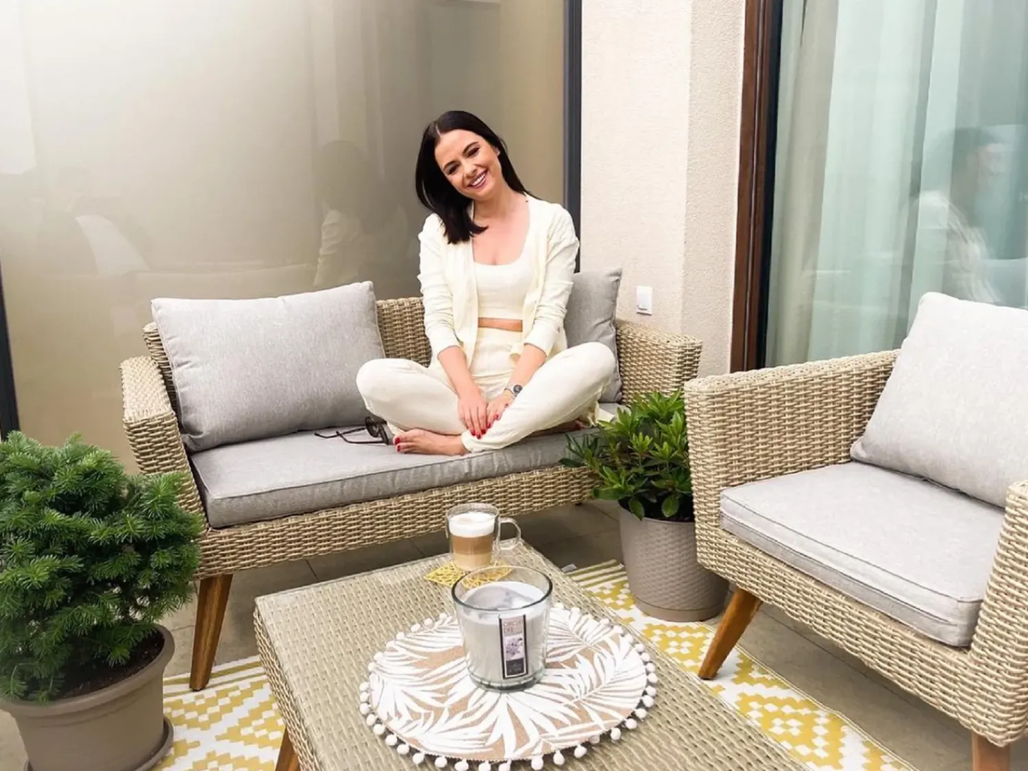 Clearance Beliani Set da giardino con tavolo 4 posti VITTORIA Rattan sintetico (PE) Grigio Beige Naturale Marrone Grigio