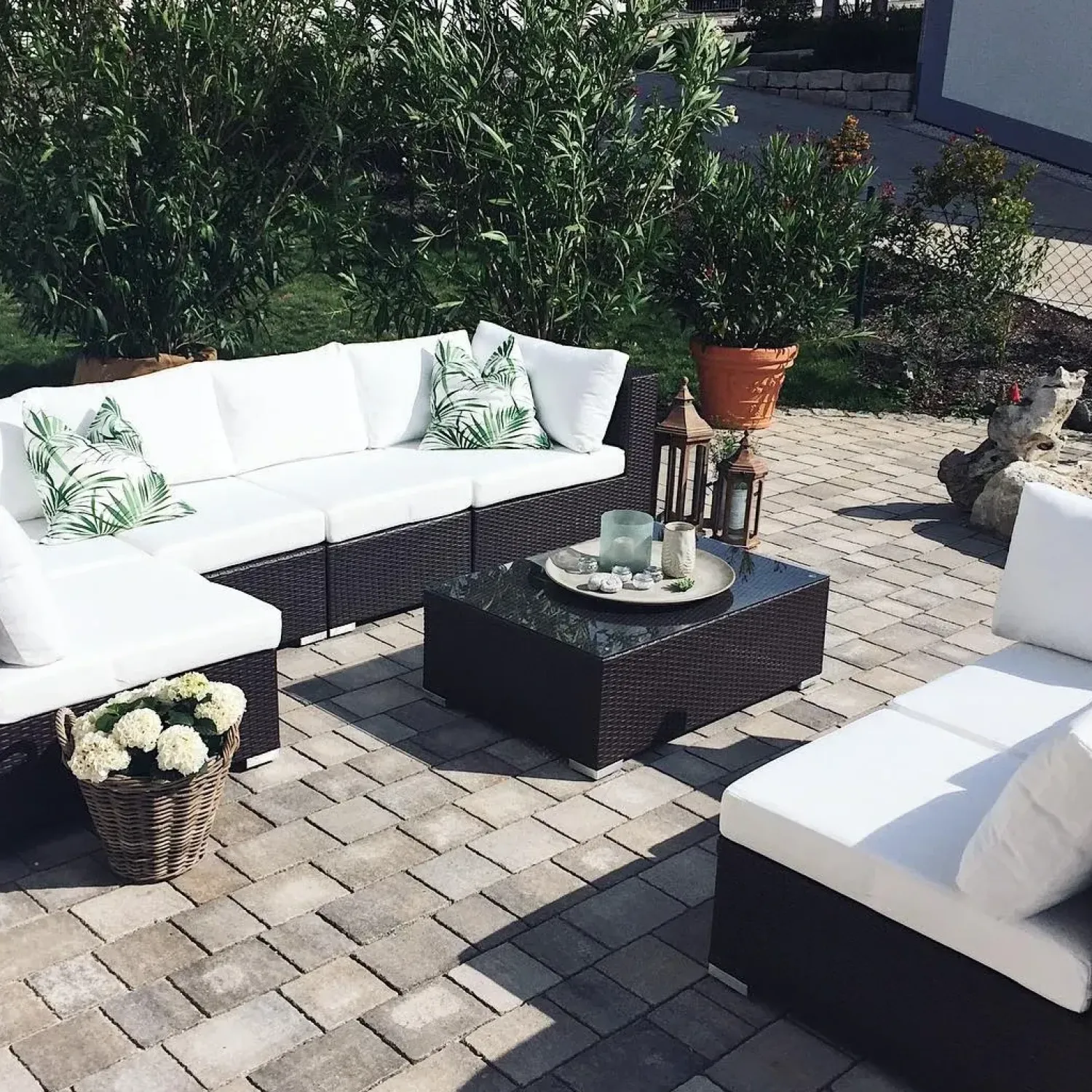 Clearance Beliani Set da giardino con tavolo 8 posti XXL Lato destro Modulare Rattan sintetico (PE) Marrone scuro Bianco Marrone