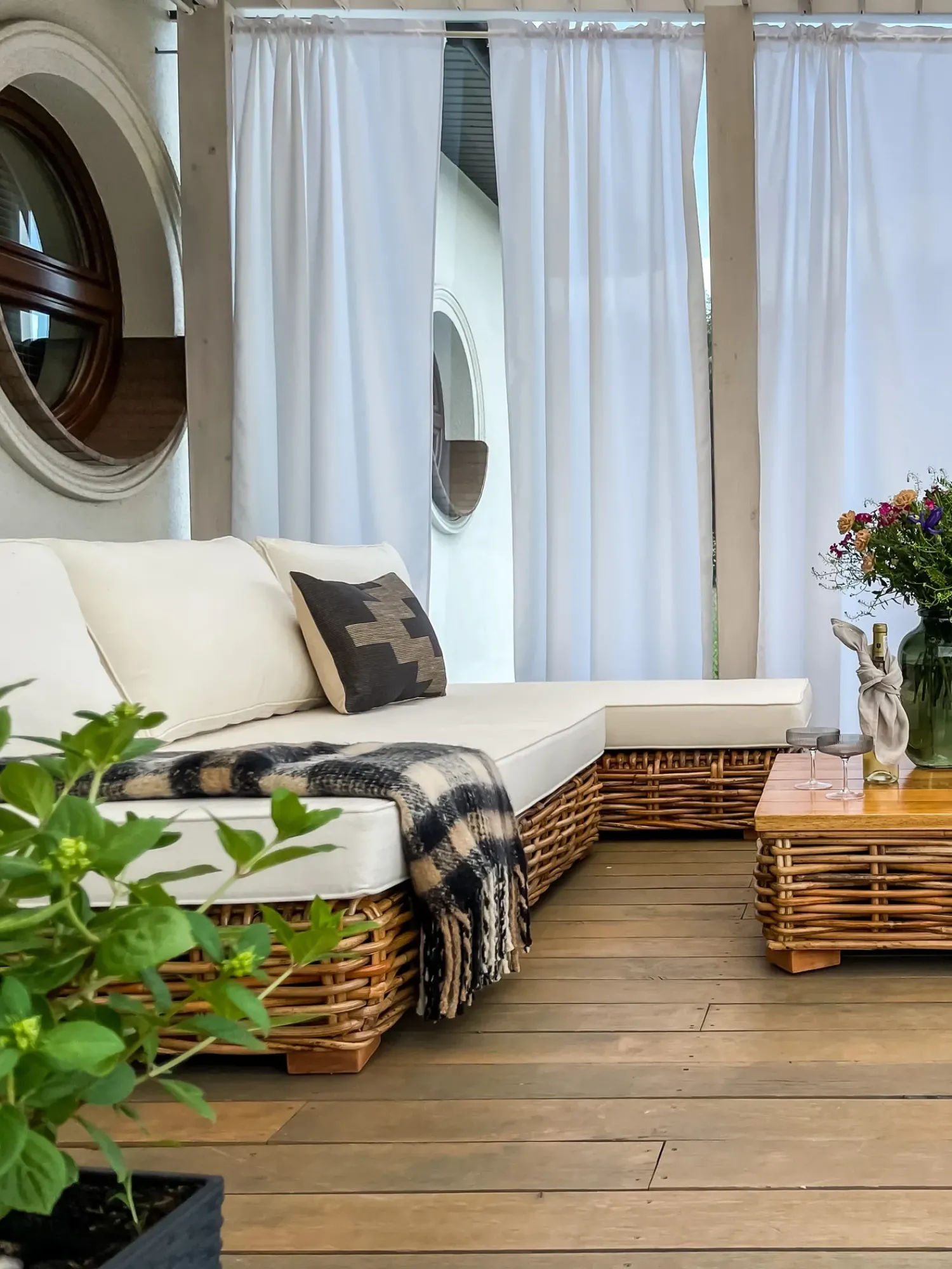 Sale Beliani Set da giardino con tavolo 4 posti VARALLO Modulare Rattan Naturale Bianco Marrone