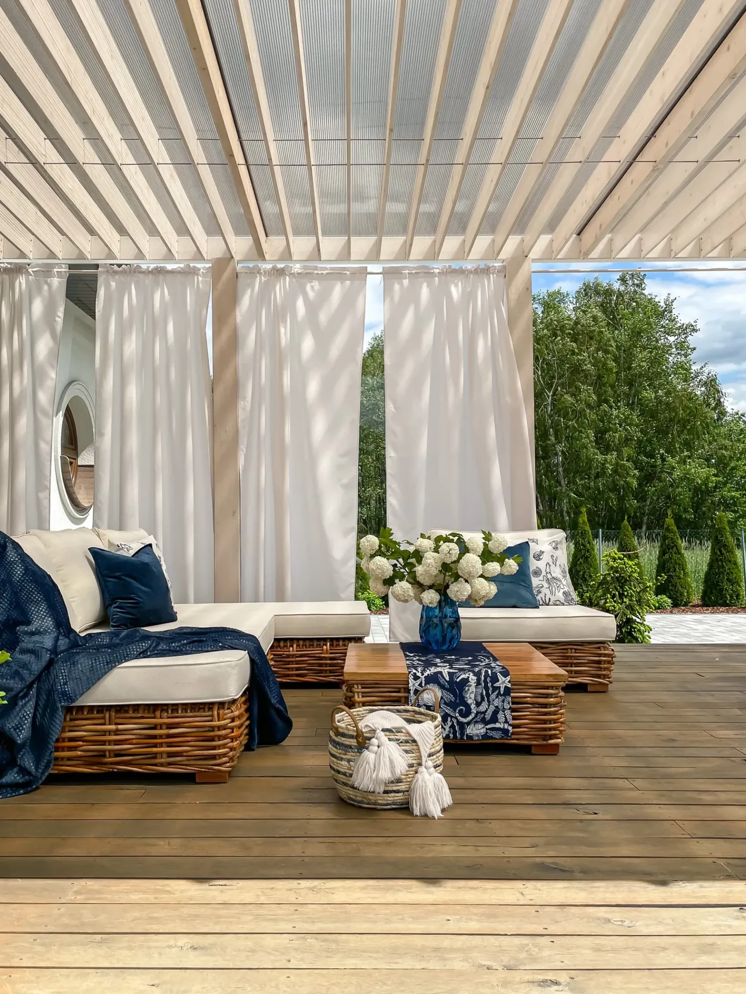 Sale Beliani Set da giardino con tavolo 4 posti VARALLO Modulare Rattan Naturale Bianco Marrone
