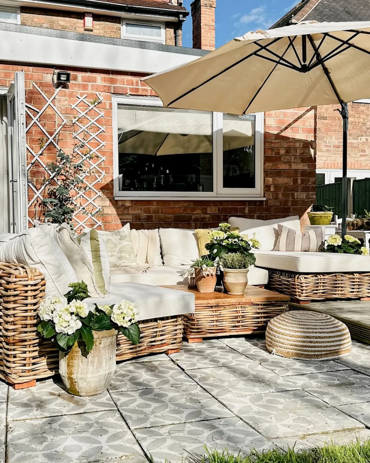 Sale Beliani Set da giardino con tavolo 4 posti VARALLO Modulare Rattan Naturale Bianco Marrone