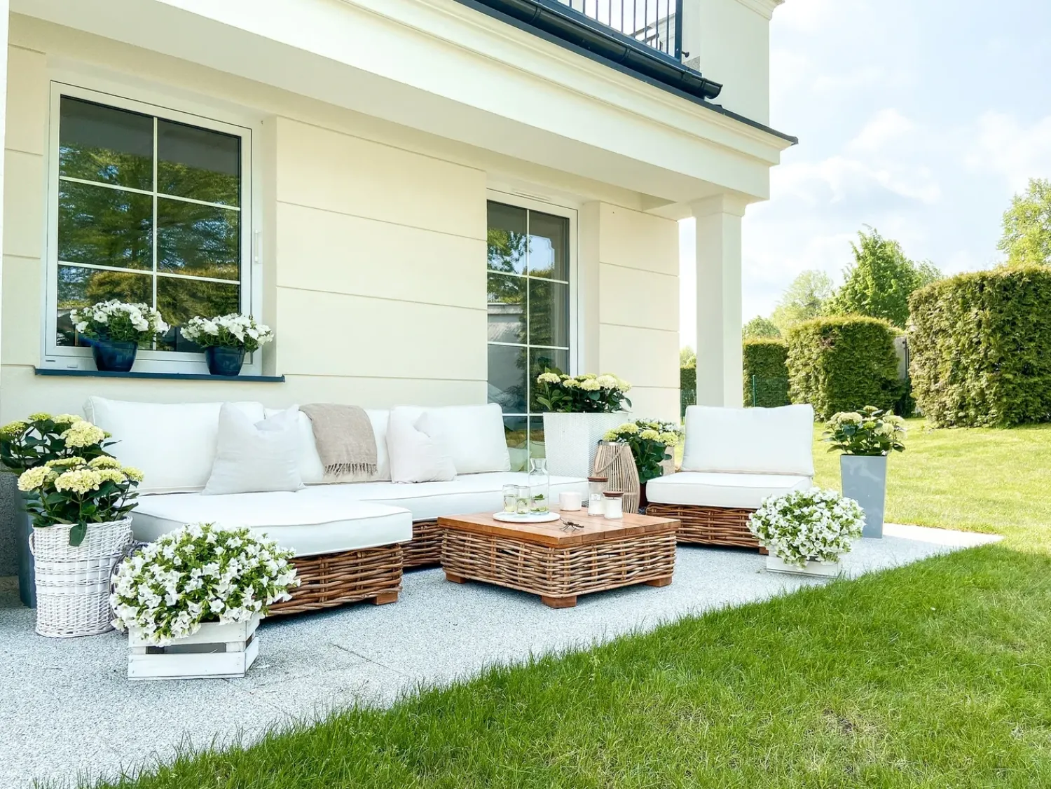Sale Beliani Set da giardino con tavolo 4 posti VARALLO Modulare Rattan Naturale Bianco Marrone