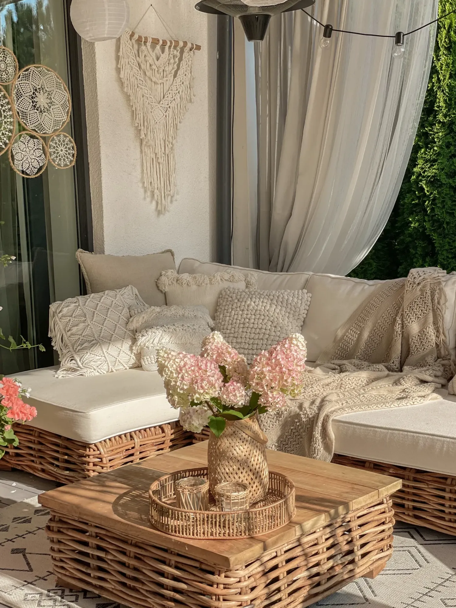 Sale Beliani Set da giardino con tavolo 4 posti VARALLO Modulare Rattan Naturale Bianco Marrone