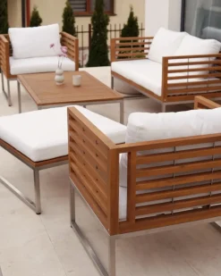 Outlet Beliani Set da giardino con tavolo 4 posti BERMUDA Legno d'acacia Marrone Marrone Argento Bianco