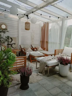 Outlet Beliani Set da giardino con tavolo 4 posti BERMUDA Legno d'acacia Marrone Marrone Argento Bianco