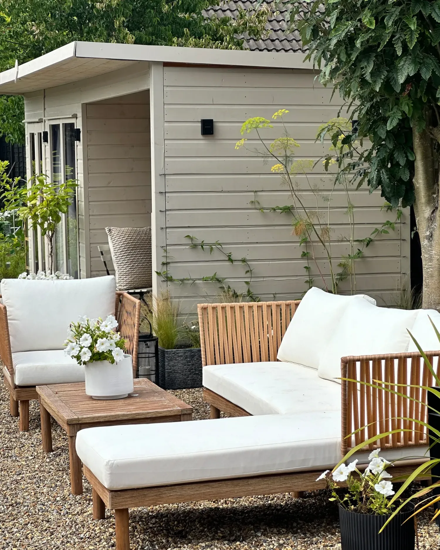 Hot Beliani Set da giardino con tavolo 4 posti CREMONA Legno d'acacia Bianco sporco Bianco Marrone