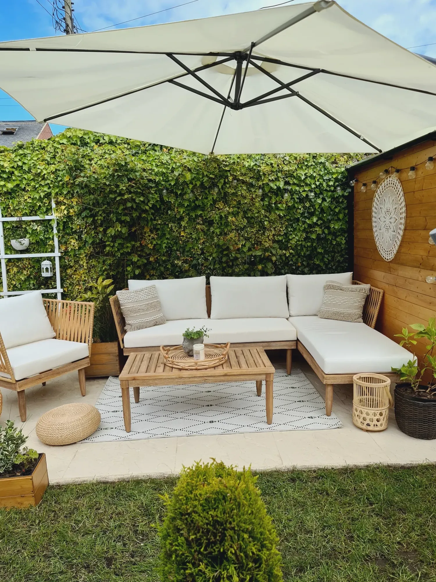 Hot Beliani Set da giardino con tavolo 4 posti CREMONA Legno d'acacia Bianco sporco Bianco Marrone