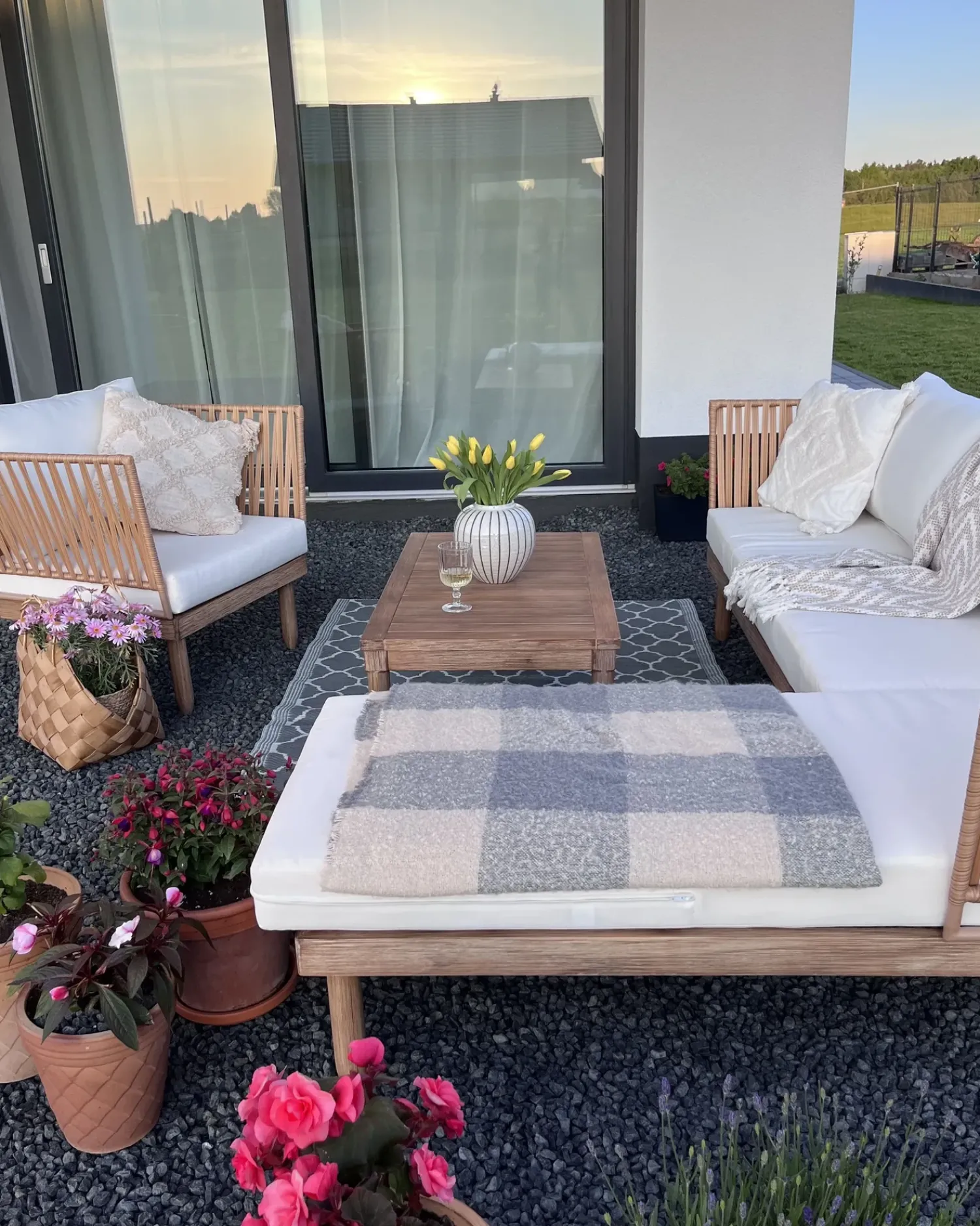 Hot Beliani Set da giardino con tavolo 4 posti CREMONA Legno d'acacia Bianco sporco Bianco Marrone