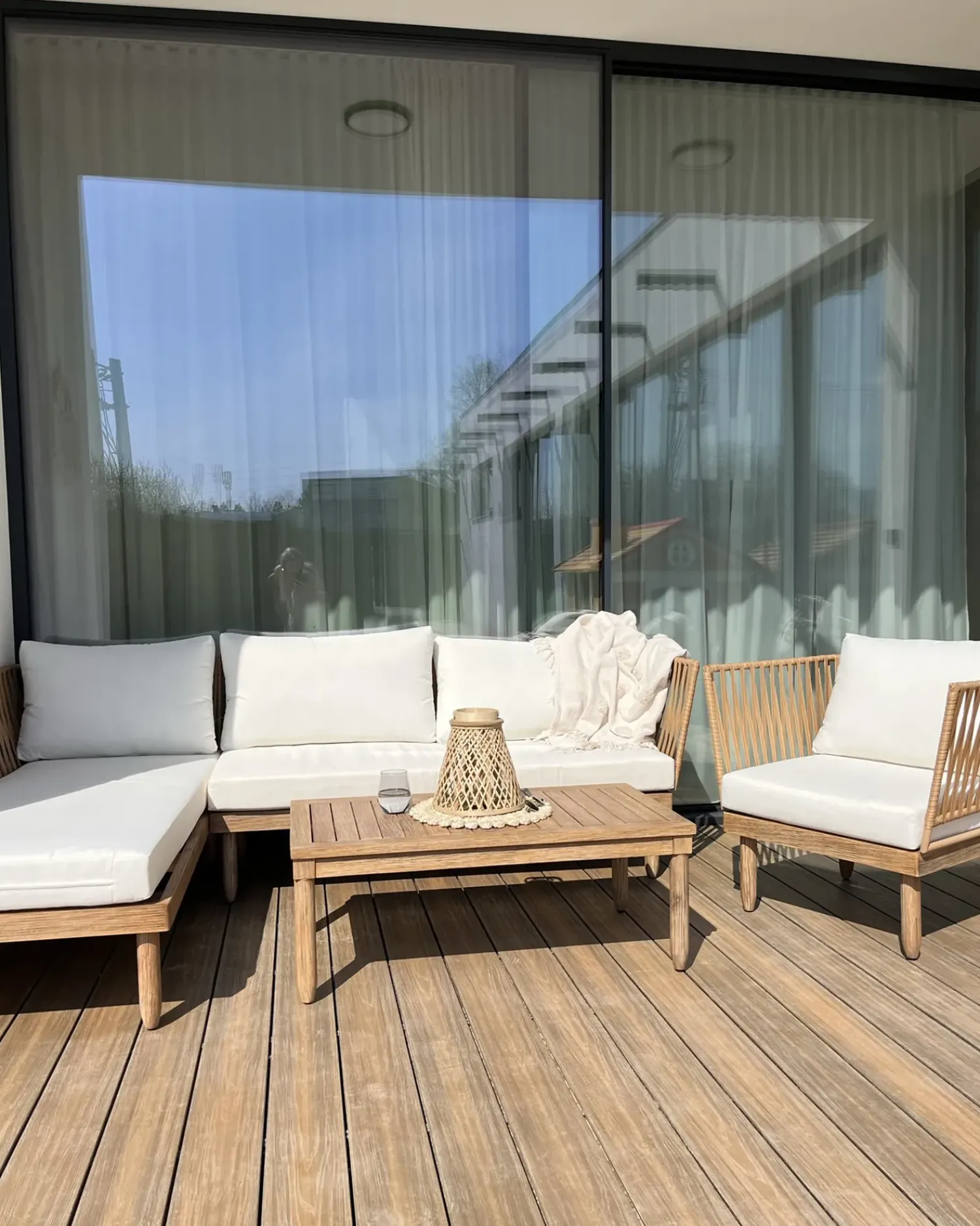 Hot Beliani Set da giardino con tavolo 4 posti CREMONA Legno d'acacia Bianco sporco Bianco Marrone