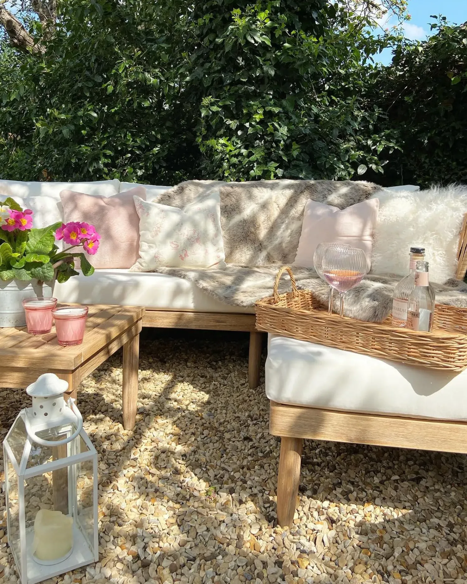Hot Beliani Set da giardino con tavolo 4 posti CREMONA Legno d'acacia Bianco sporco Bianco Marrone