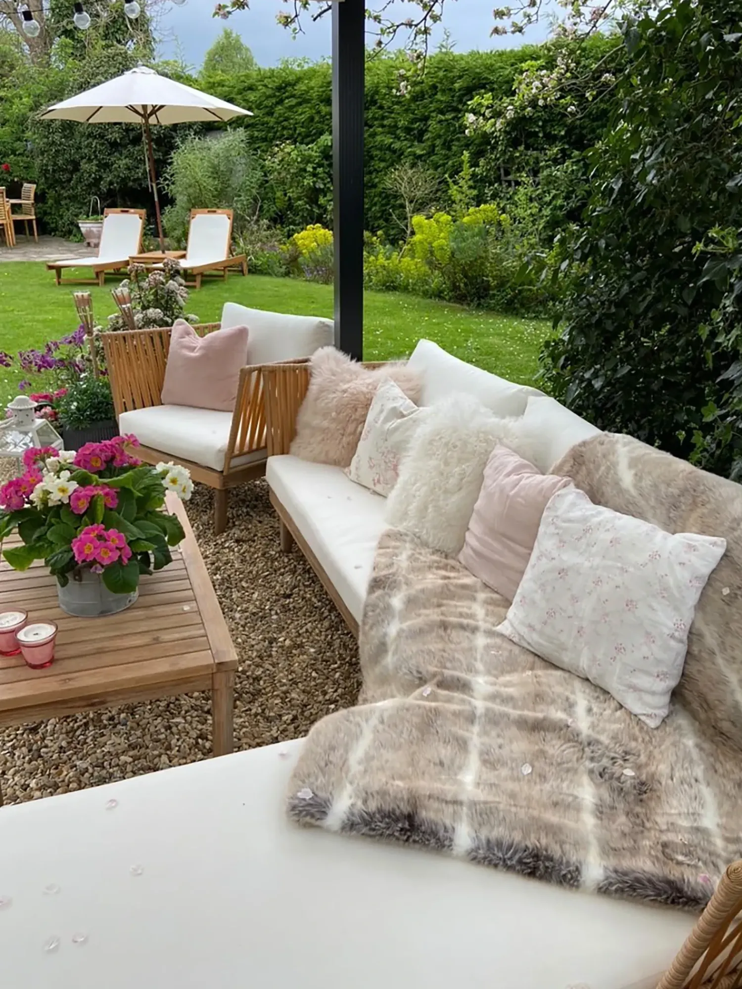 Hot Beliani Set da giardino con tavolo 4 posti CREMONA Legno d'acacia Bianco sporco Bianco Marrone