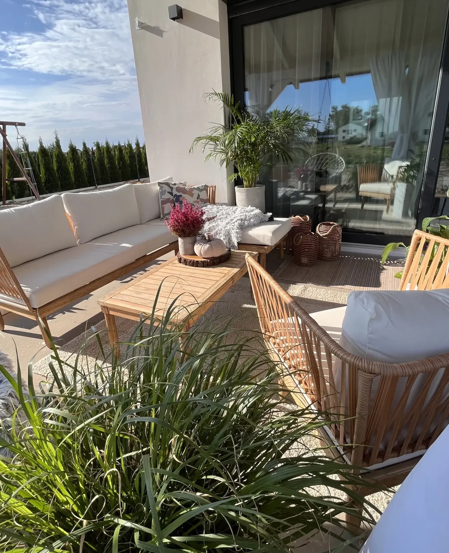 Hot Beliani Set da giardino con tavolo 4 posti CREMONA Legno d'acacia Bianco sporco Bianco Marrone