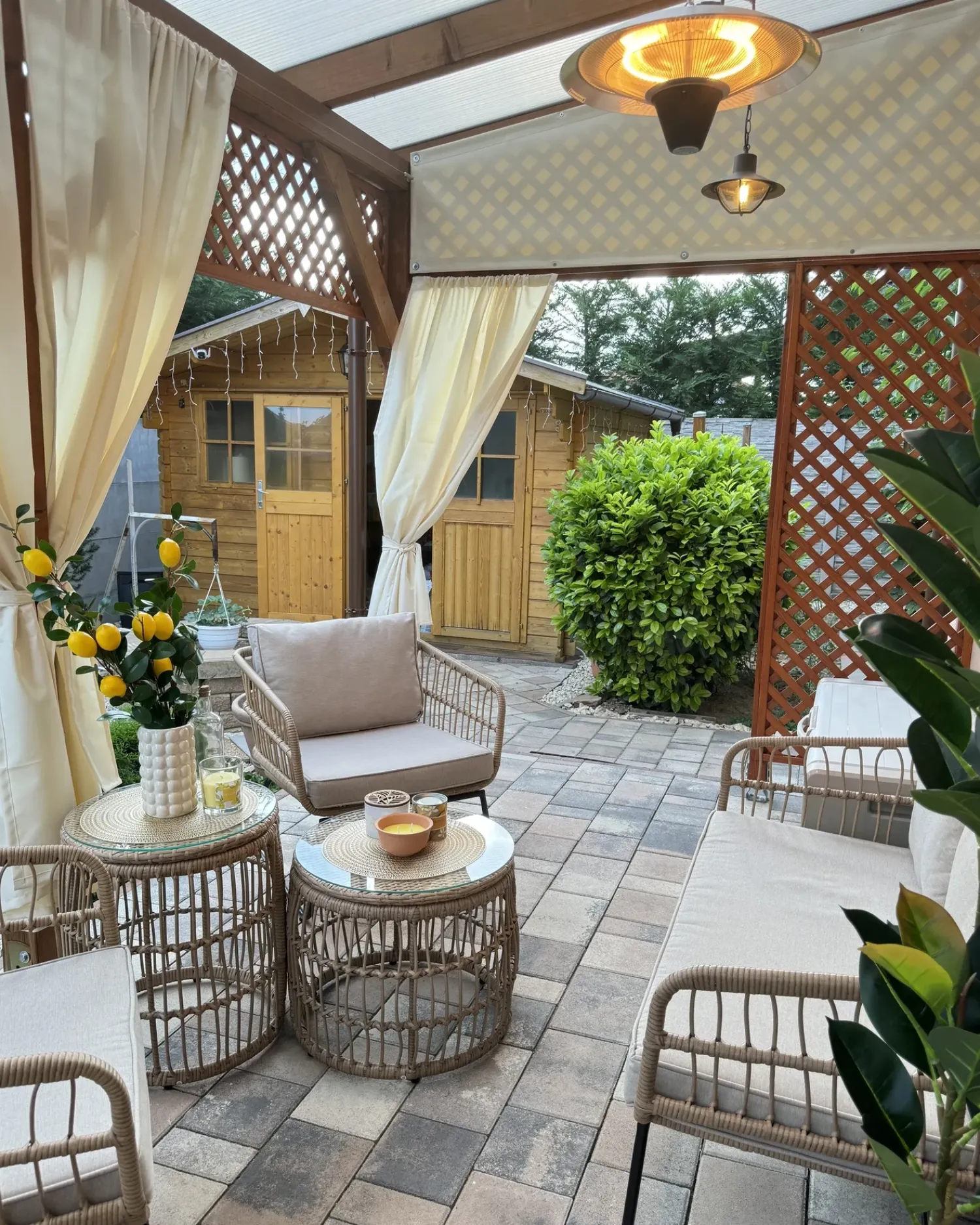 Outlet Beliani Set da giardino con tavolo 4 posti RAVELLO Rattan sintetico (PE) Naturale Beige Marrone Nero