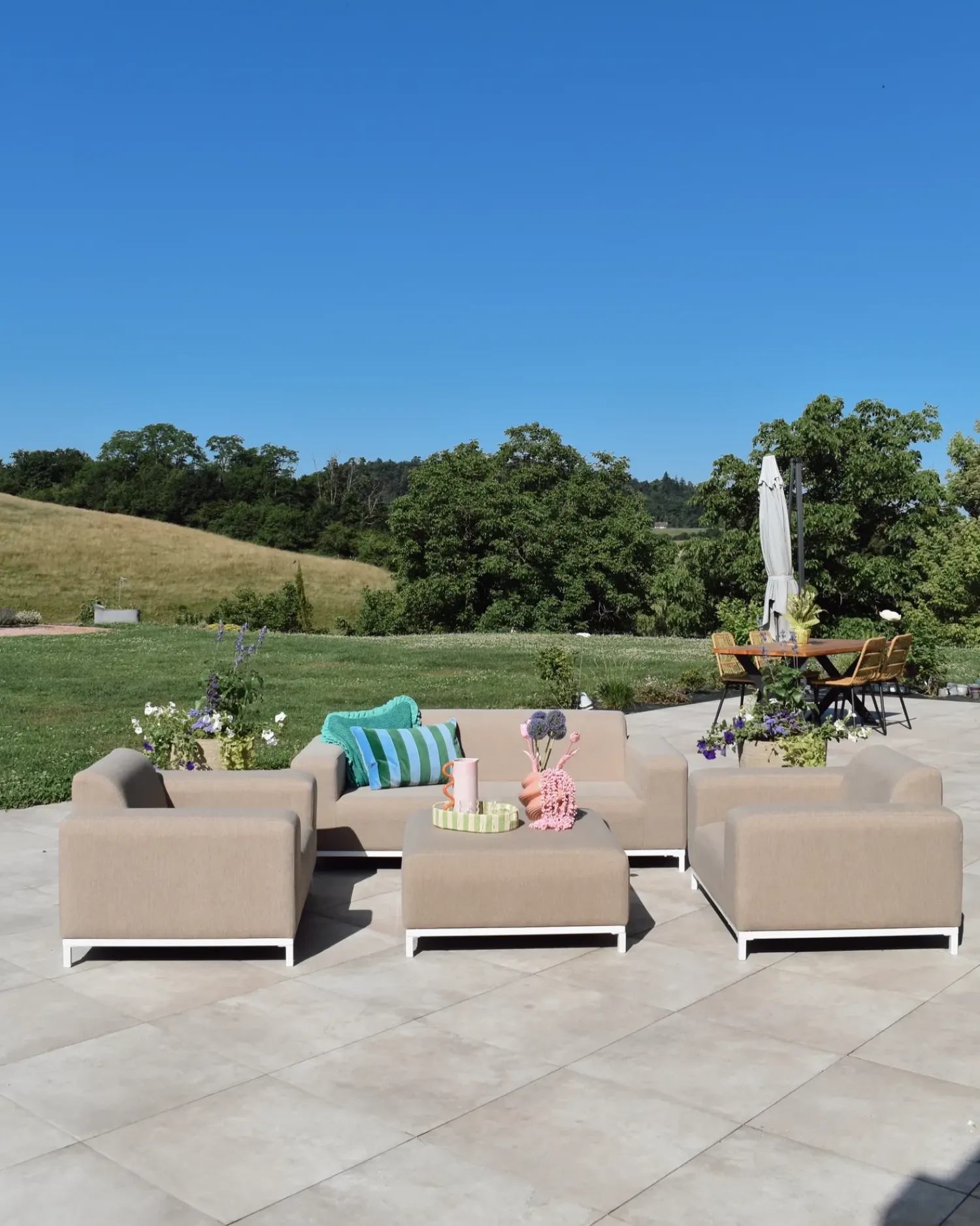 Discount Beliani Set da giardino con tavolo 5 posti ROVIGO Beige Bianco Beige