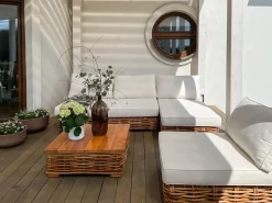 Clearance Beliani Set da giardino con tavolo 4 posti VARALLO Modulare Rattan Naturale Bianco Naturale