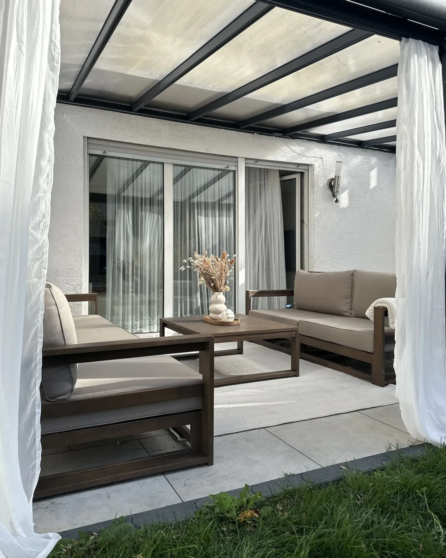 Outlet Beliani Set da giardino con tavolo 5 posti TIMOR Modulare Legno di acacia certificato Marrone scuro Beige Grigio Marrone