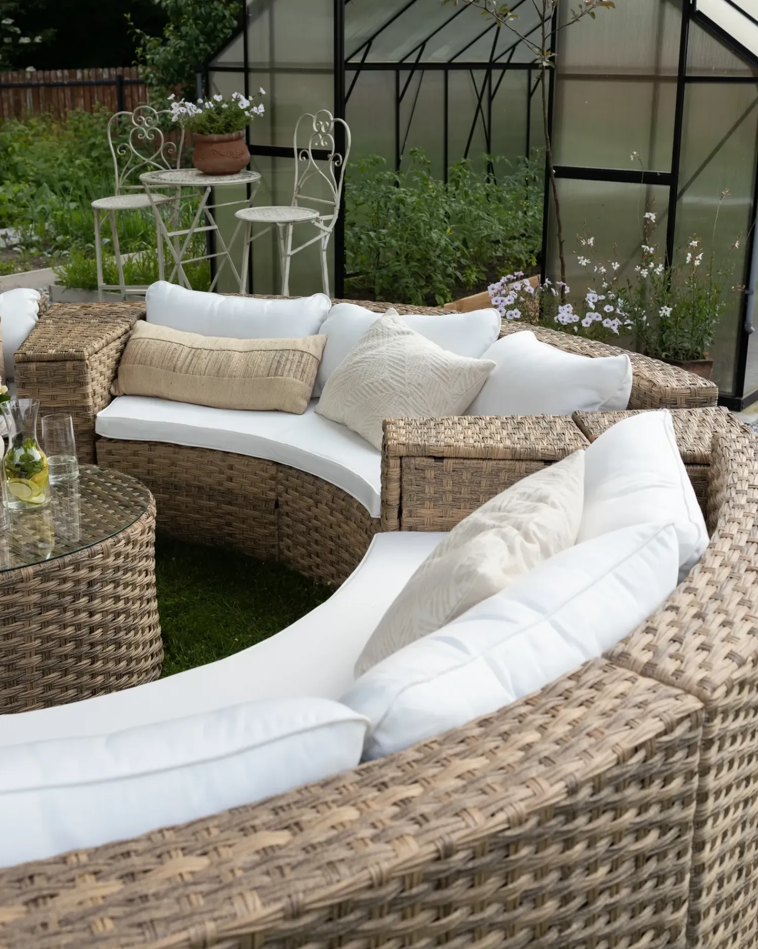 Online Beliani Set da giardino con tavolo 9 posti SEVERO Rattan sintetico (PE) Marrone dorato Bianco Marrone
